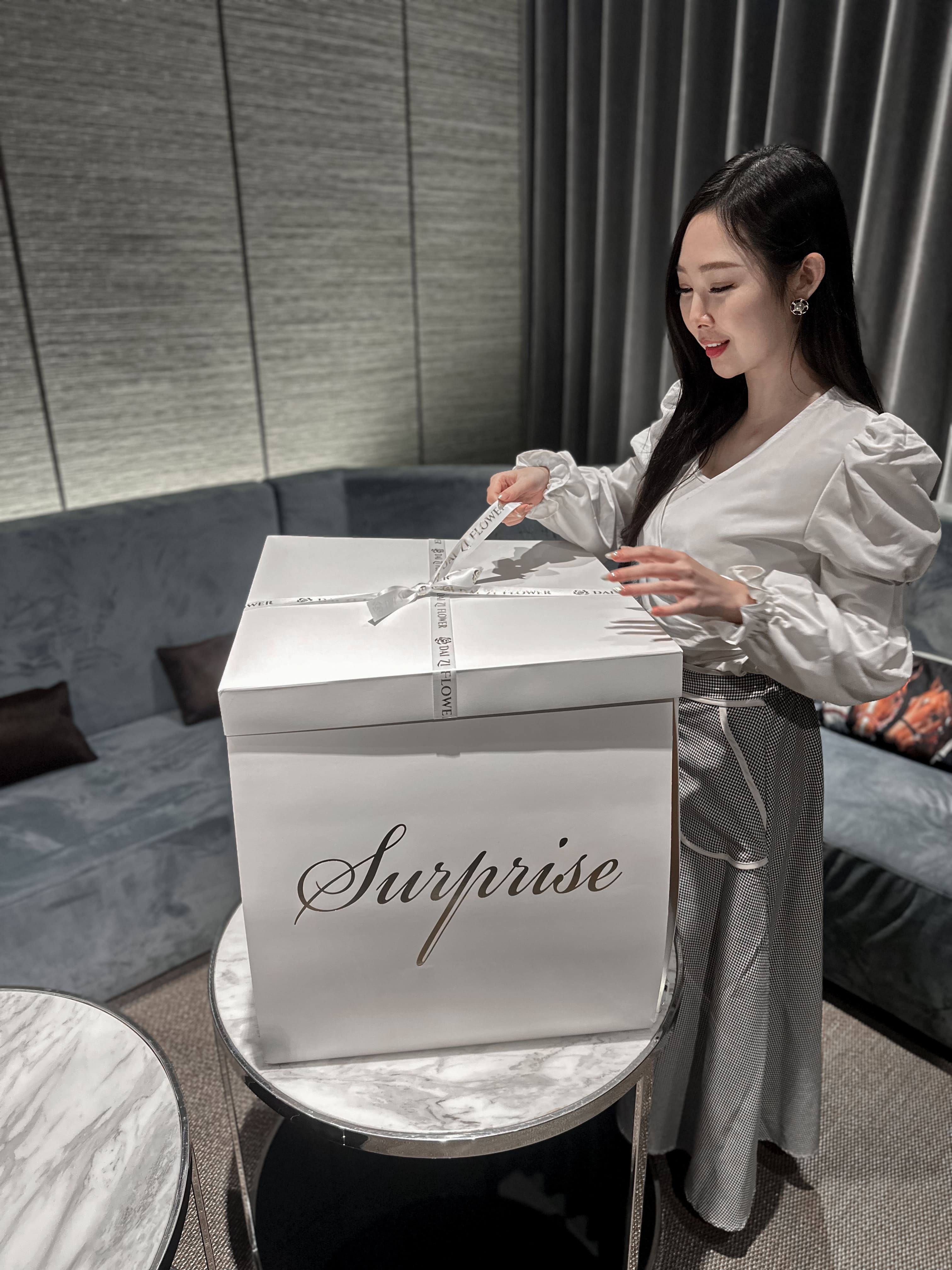 DAIZI代紫花藝-驚喜盒氣球外送：客戶親自開箱鈔票驚喜盒實錄，結合空飄氣球與高級禮物盒設計，展現精品花店的客製化實力。