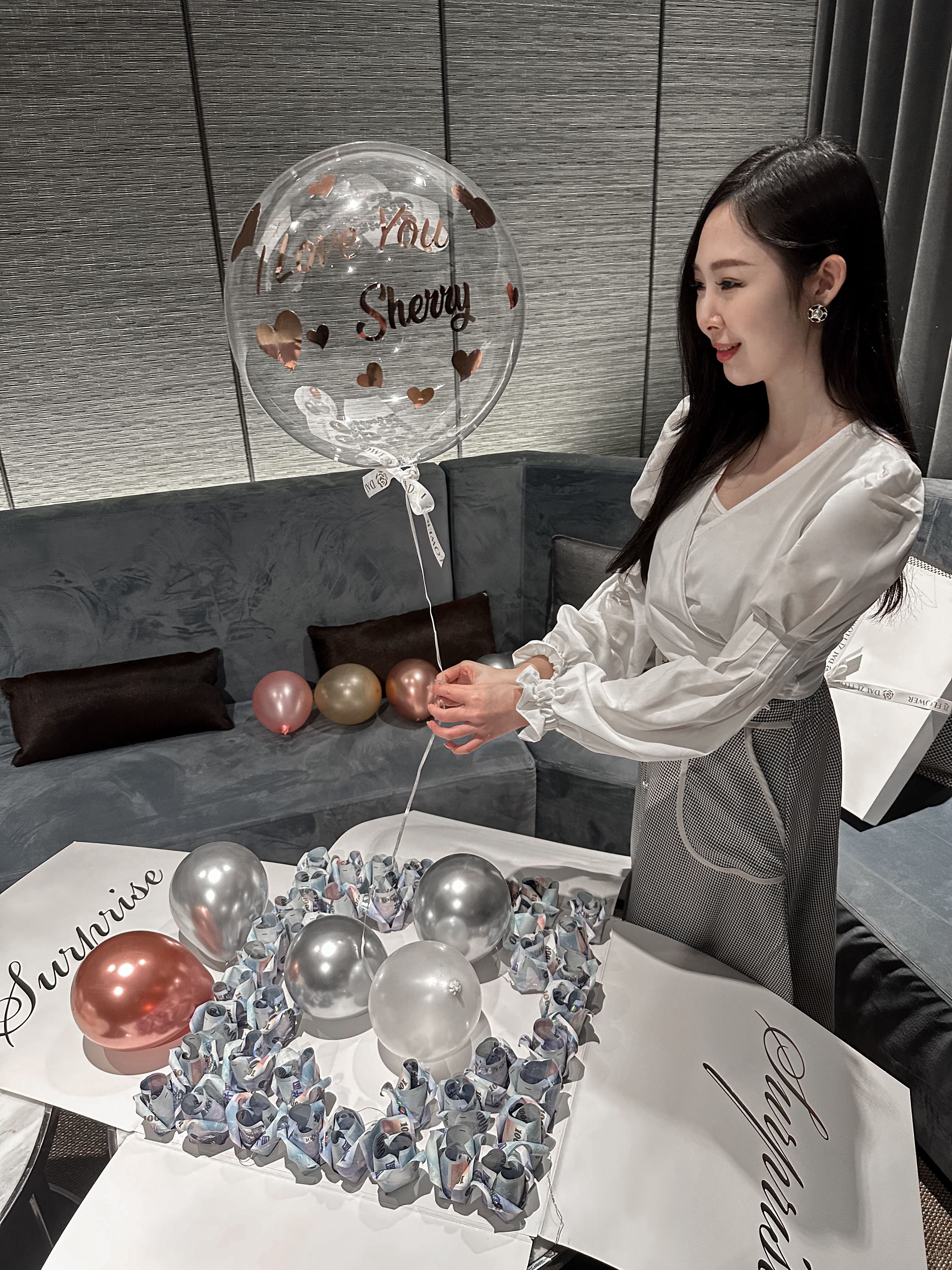 DAIZI代紫花藝-驚喜盒氣球外送：客戶親自開箱鈔票驚喜盒實錄，結合空飄氣球與高級禮物盒設計，展現精品花店的客製化實力。