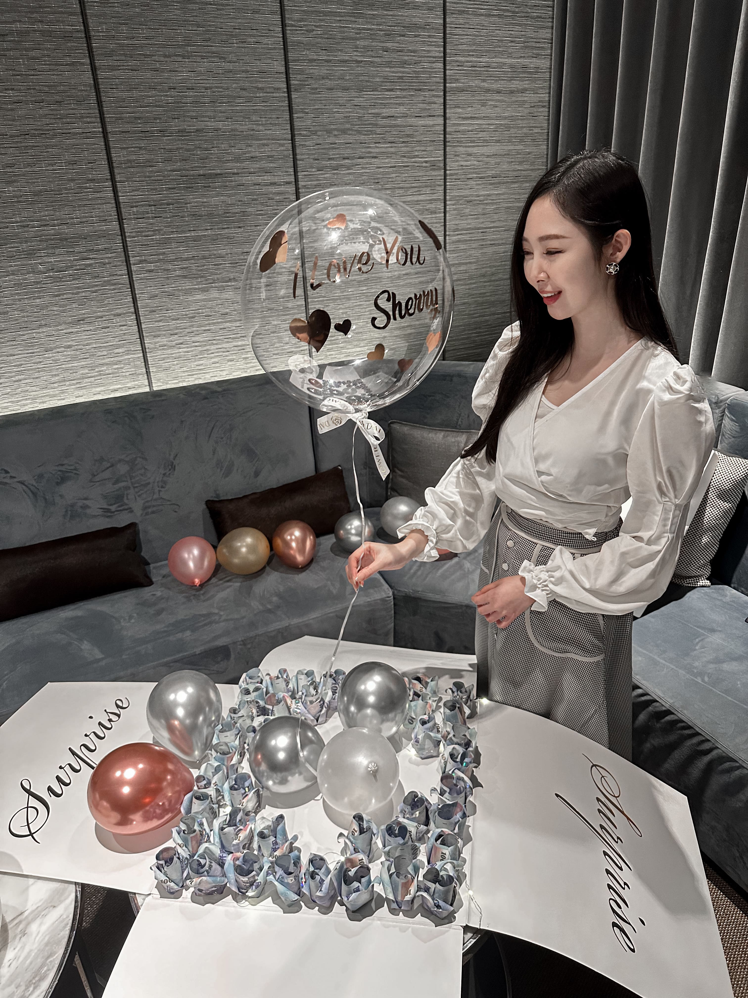 DAIZI代紫花藝-驚喜盒氣球外送：客戶親自開箱鈔票驚喜盒實錄，結合空飄氣球與高級禮物盒設計，展現精品花店的客製化實力。