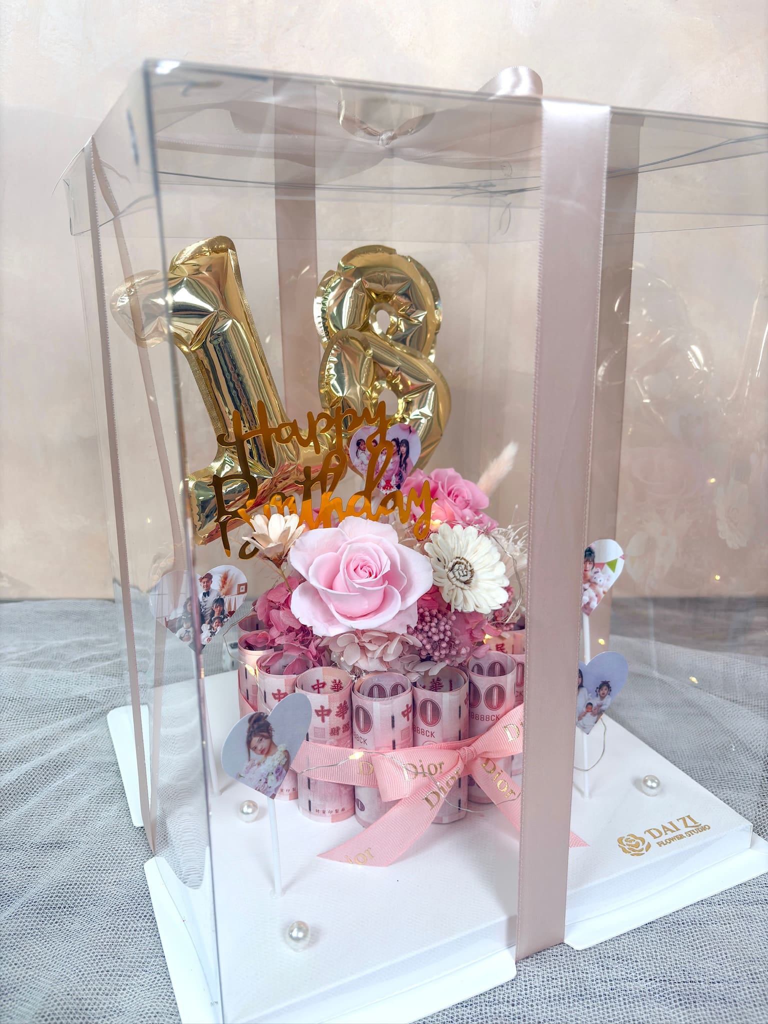 專屬客製化有錢花禮盒完整視角，DAIZI代紫花藝以絕美永生花鈔票蛋糕搭配 Happy Birthday 質感插牌、閃亮燈串與數字氣球，打造令人怦然心動的極致浪漫禮物。
