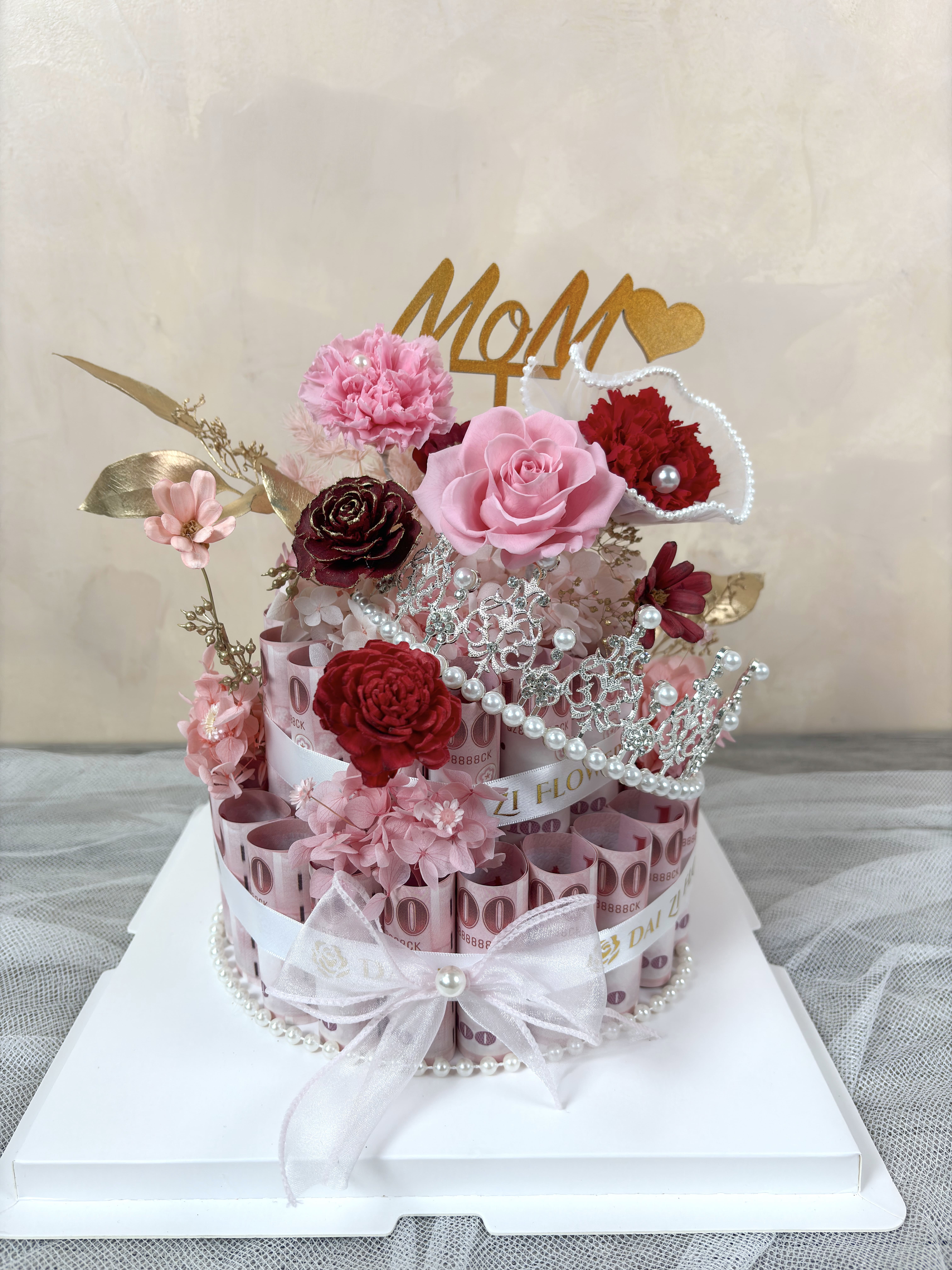 DAIZI 代紫花藝尊榮紅玫瑰皇冠款有錢花，結合 MOM 插牌與珍珠裝飾，是長輩生日最推薦的霸氣永生花鈔票蛋糕與浪漫禮物。