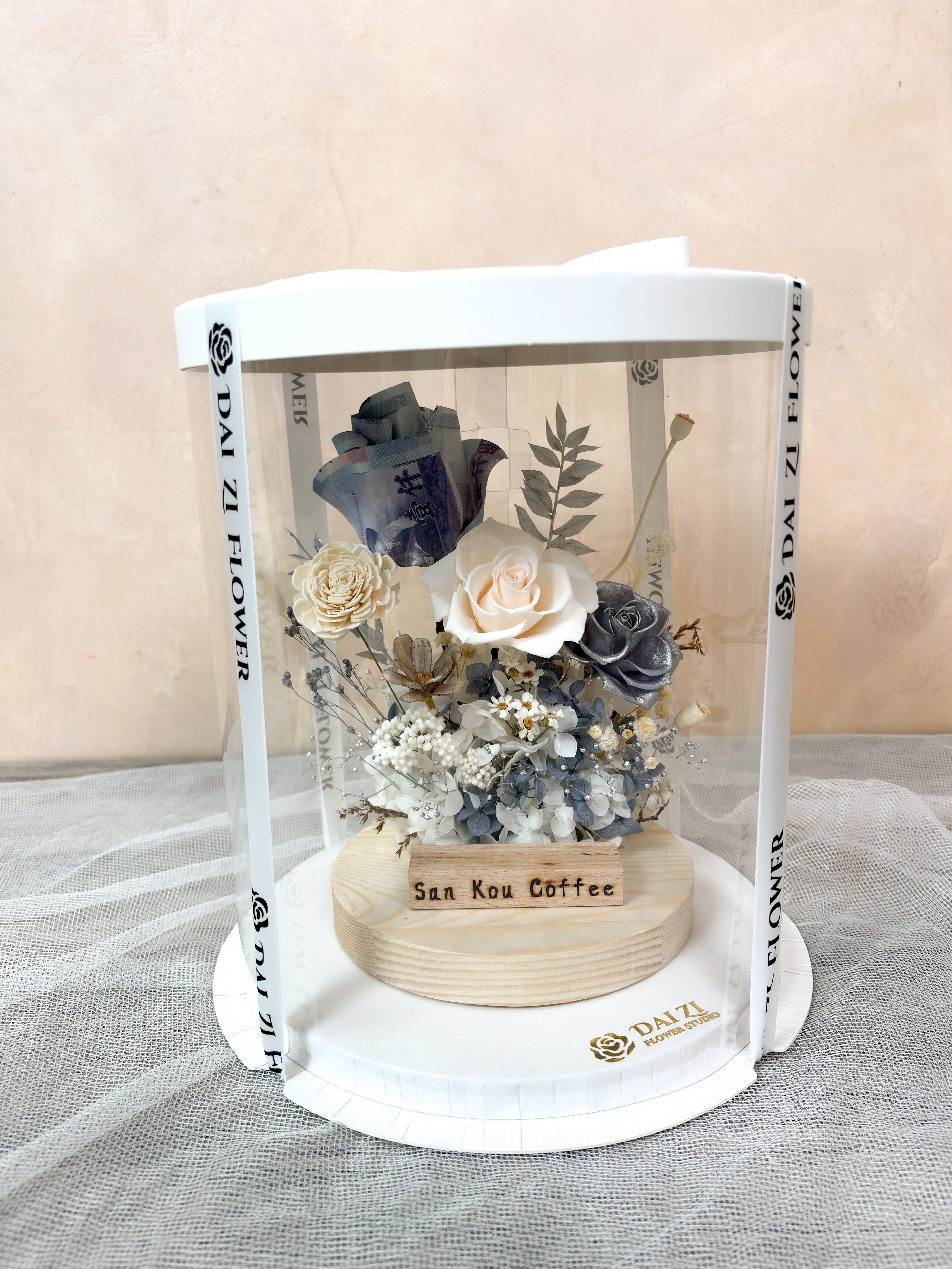 精品級永生花名片座透明圓形禮盒包裝，DAIZI 代紫花藝專屬設計確保開幕送禮的心意與質感完美呈現，是企業送禮的最強首選