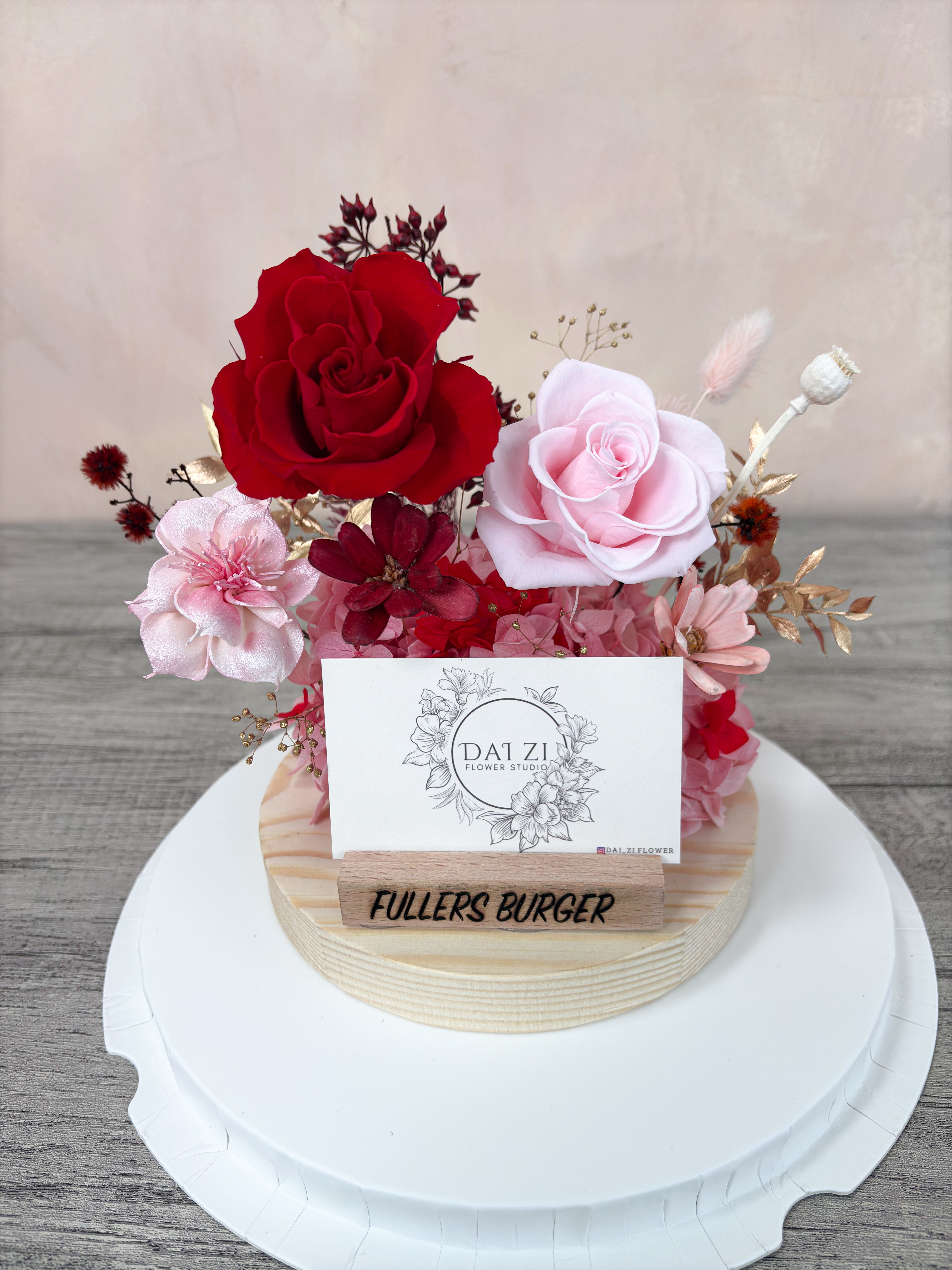 DAIZI 代紫花藝精品永生花名片座，為 Fullers Burger 打造專屬開幕送禮與櫃檯佈置，紅玫瑰點綴展現高質感商業花禮。
