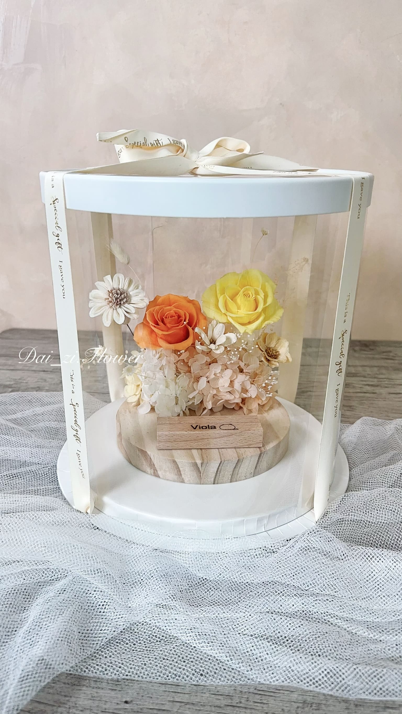 精品級永生花名片座全透明禮盒包裝細節，代紫花藝確保每一份開幕送禮心意完美呈現，提供最具品牌專業美學的客製化開幕花禮訂製服務