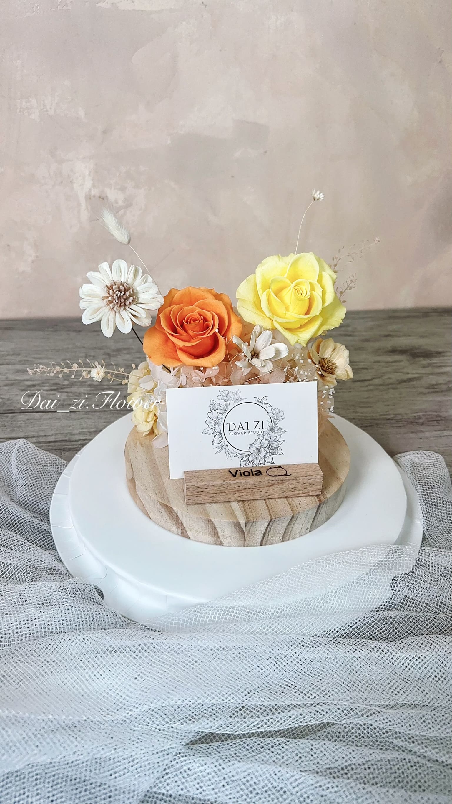 DAIZI 代紫花藝全客製化永生花名片座，專為品牌 Viola 打造的活力橘黃系精品設計，是大台北地區推薦的高質感開幕送禮與門市櫃檯佈置首選