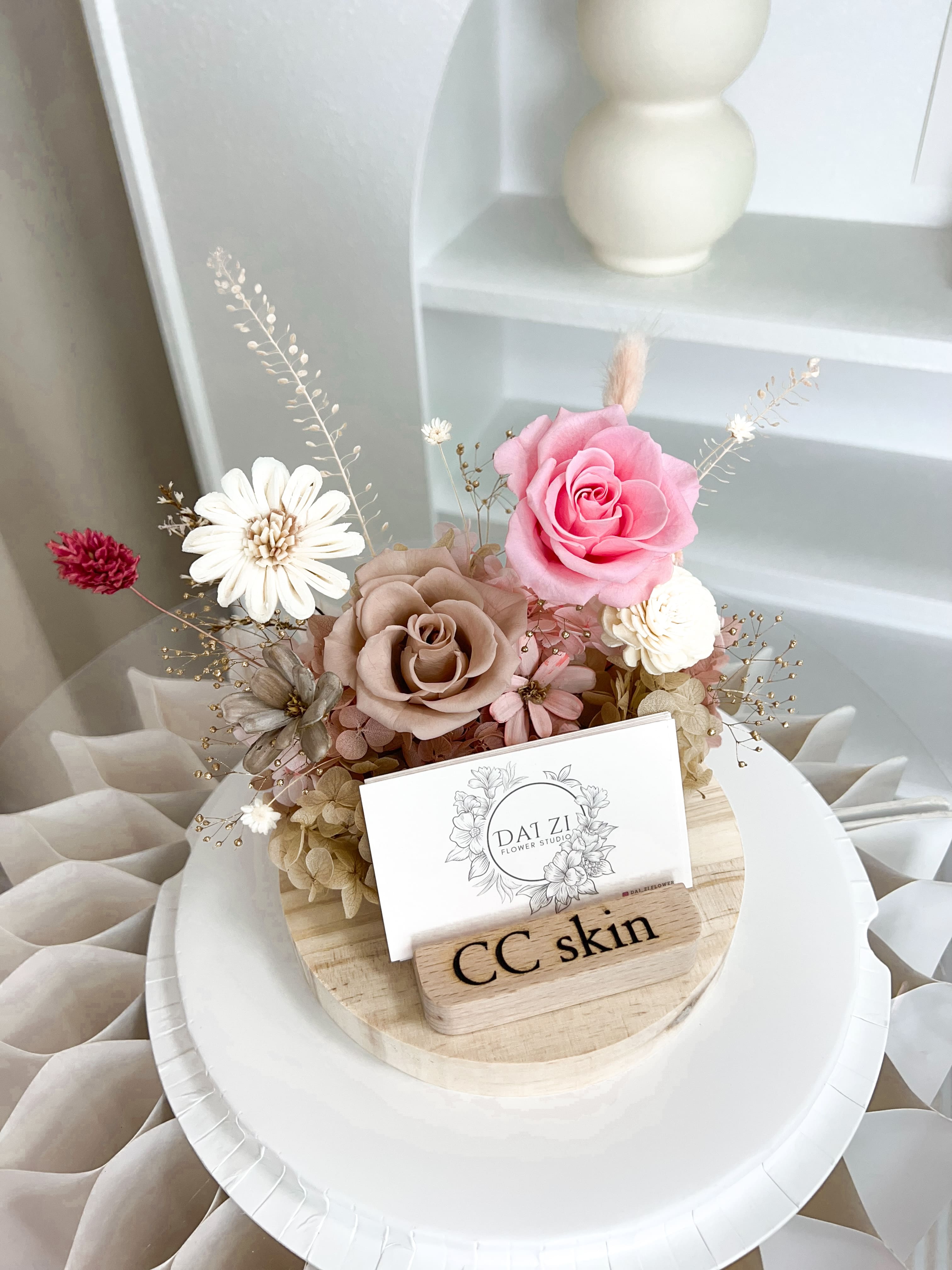 DAIZI 代紫花藝全客製化永生花名片座，專為 CC skin 打造粉嫩與裸色系精品設計，是大台北地區美業門市開幕送禮與櫃檯佈置的高質感首選
