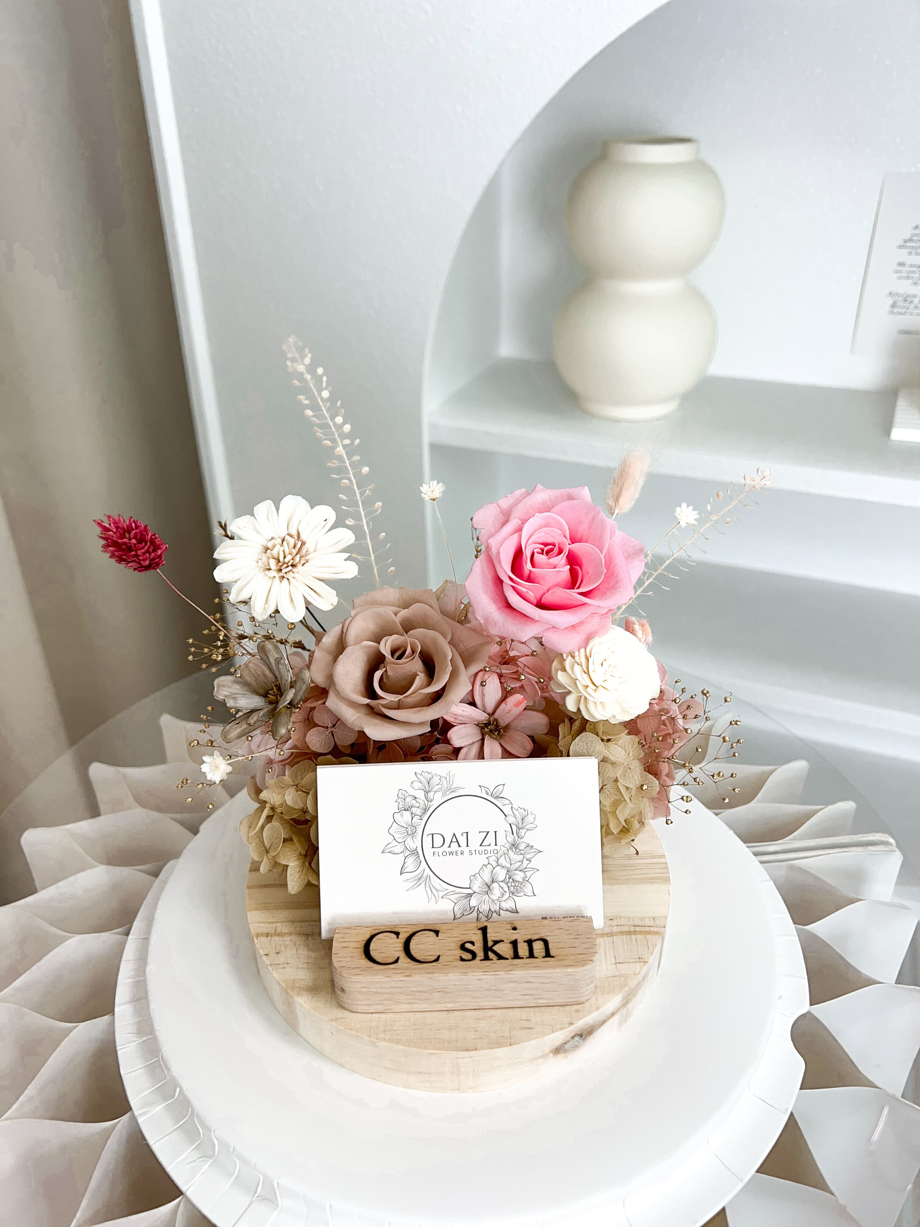 全客製化品牌名片座展示,DAIZI 代紫花藝透過精品花藝美學提升 CC skin 櫃檯質感,這款永生花名片座是雙北地區企業誌慶與工作室開幕送禮的頂級花禮方案