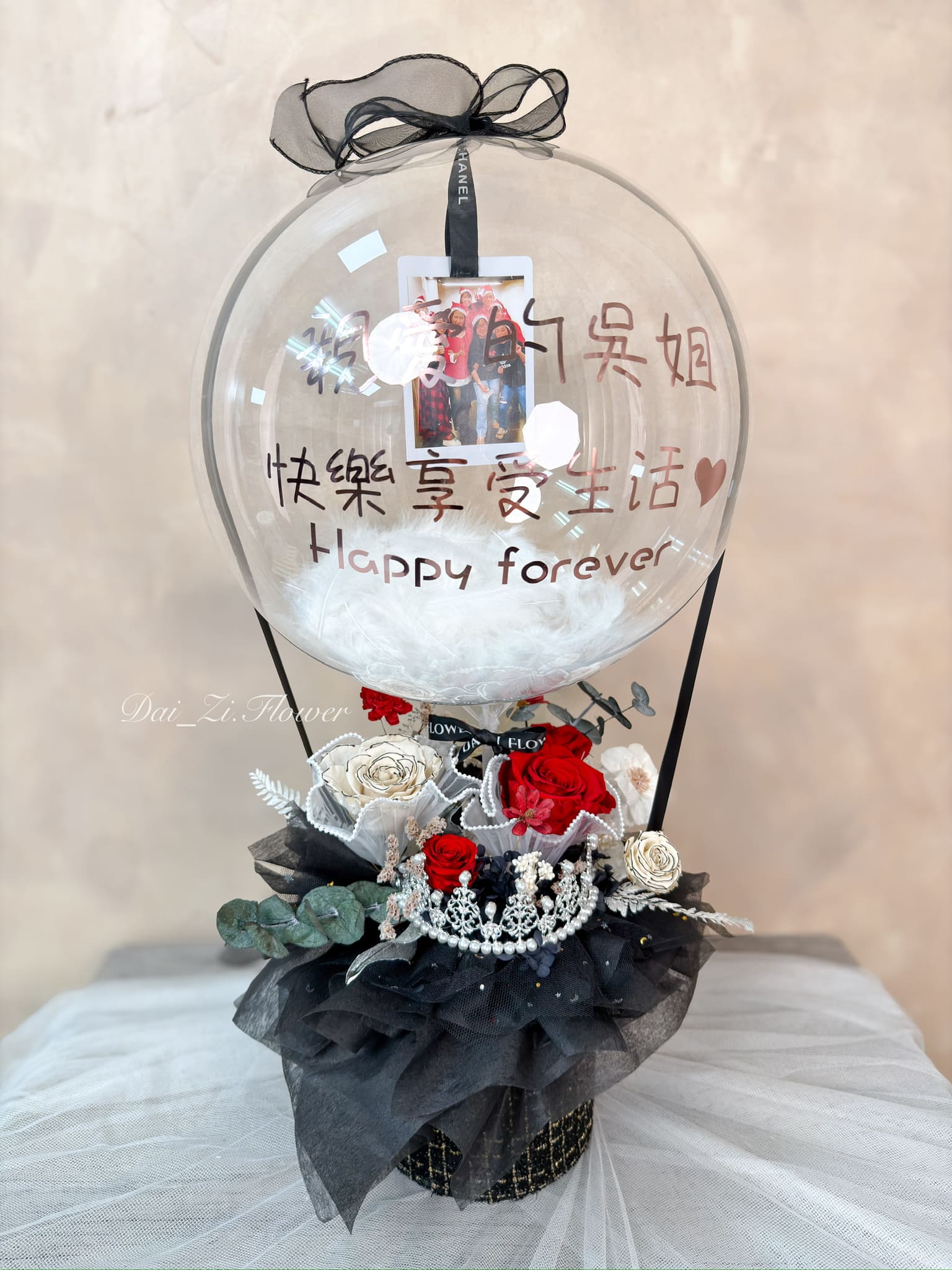 DAIZI代紫花藝全客製化精品波波球花禮,結合小香風黑紅玫瑰與奢華皇冠,內含客製照片與祝福語,是大台北推薦的生日驚喜與霸氣浪漫禮物。