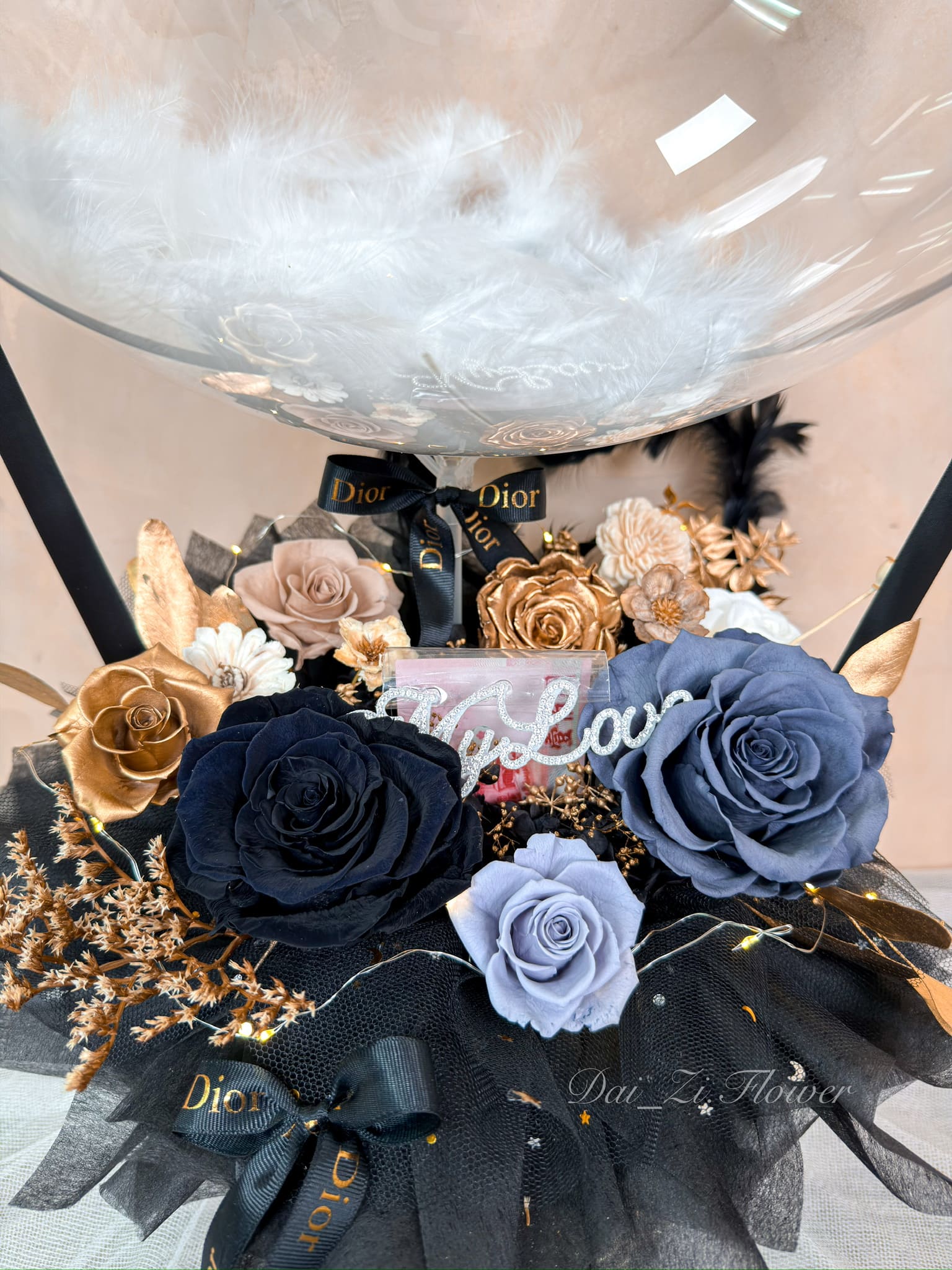 台北求婚告白花禮推薦-DAIZI代紫花藝精品級黑金永生玫瑰花盒，專屬客製化文字氣球設計，適合情人節、週年紀念等高質感送禮場合。