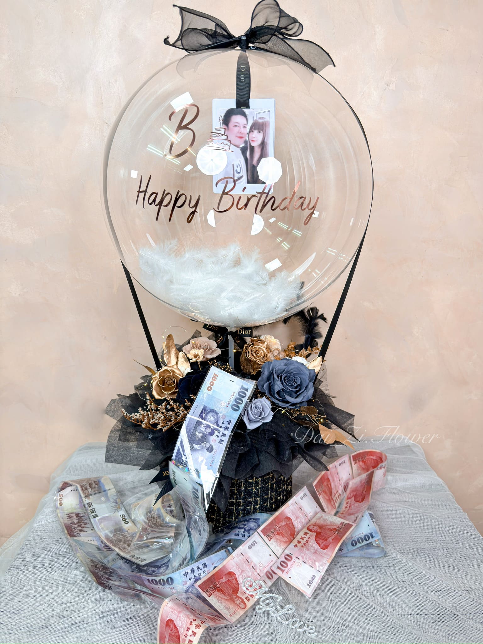 台北客製化有錢花氣球禮物-DAIZI代紫花藝精品生日氣球永生花盒，黑金色系奢華設計搭配驚喜抽錢功能，適合生日與求婚送禮推薦。