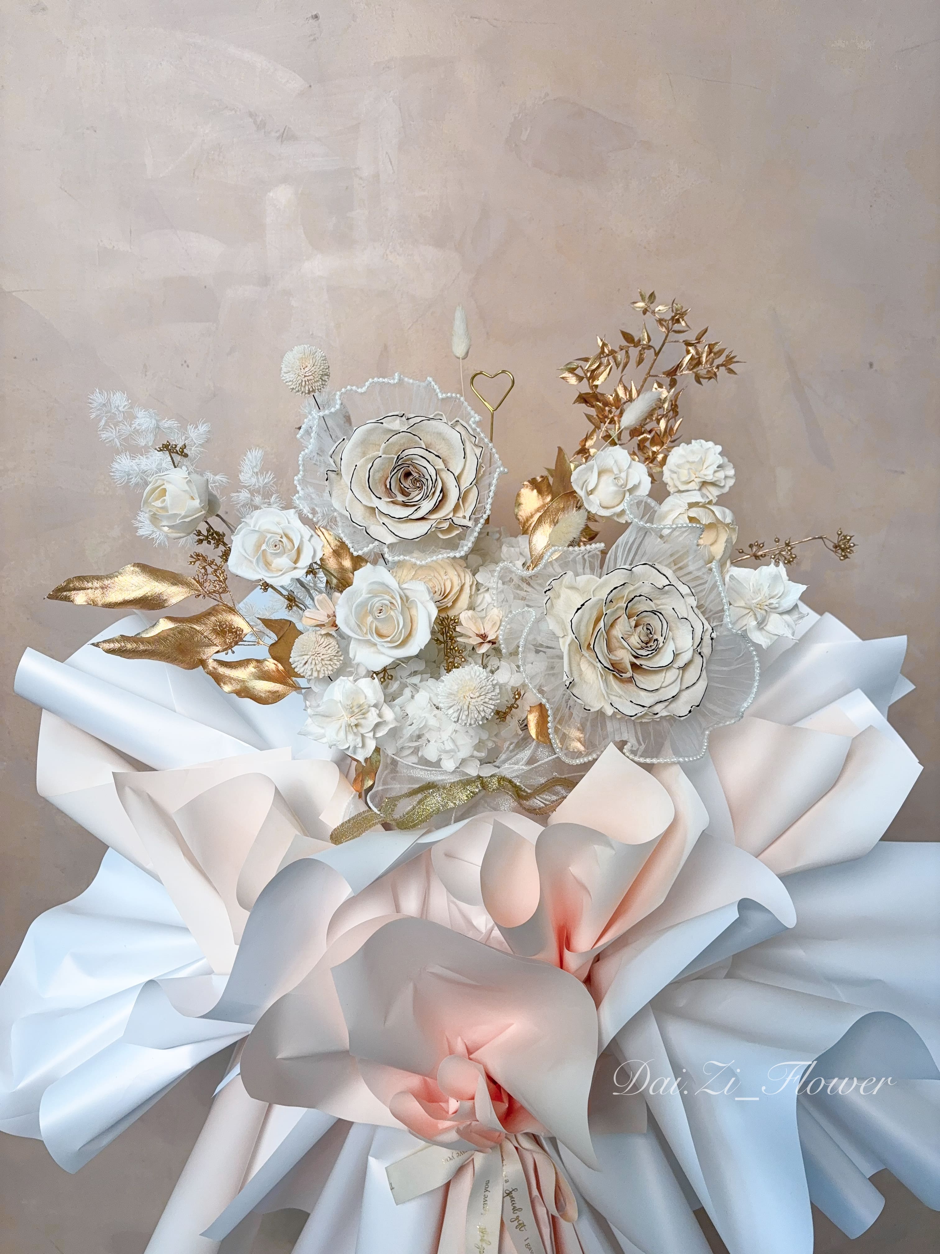 台北精品永生花禮-DAIZI代紫花藝白金系質感盆花，蕾絲邊玫瑰展現極致手工藝美學。