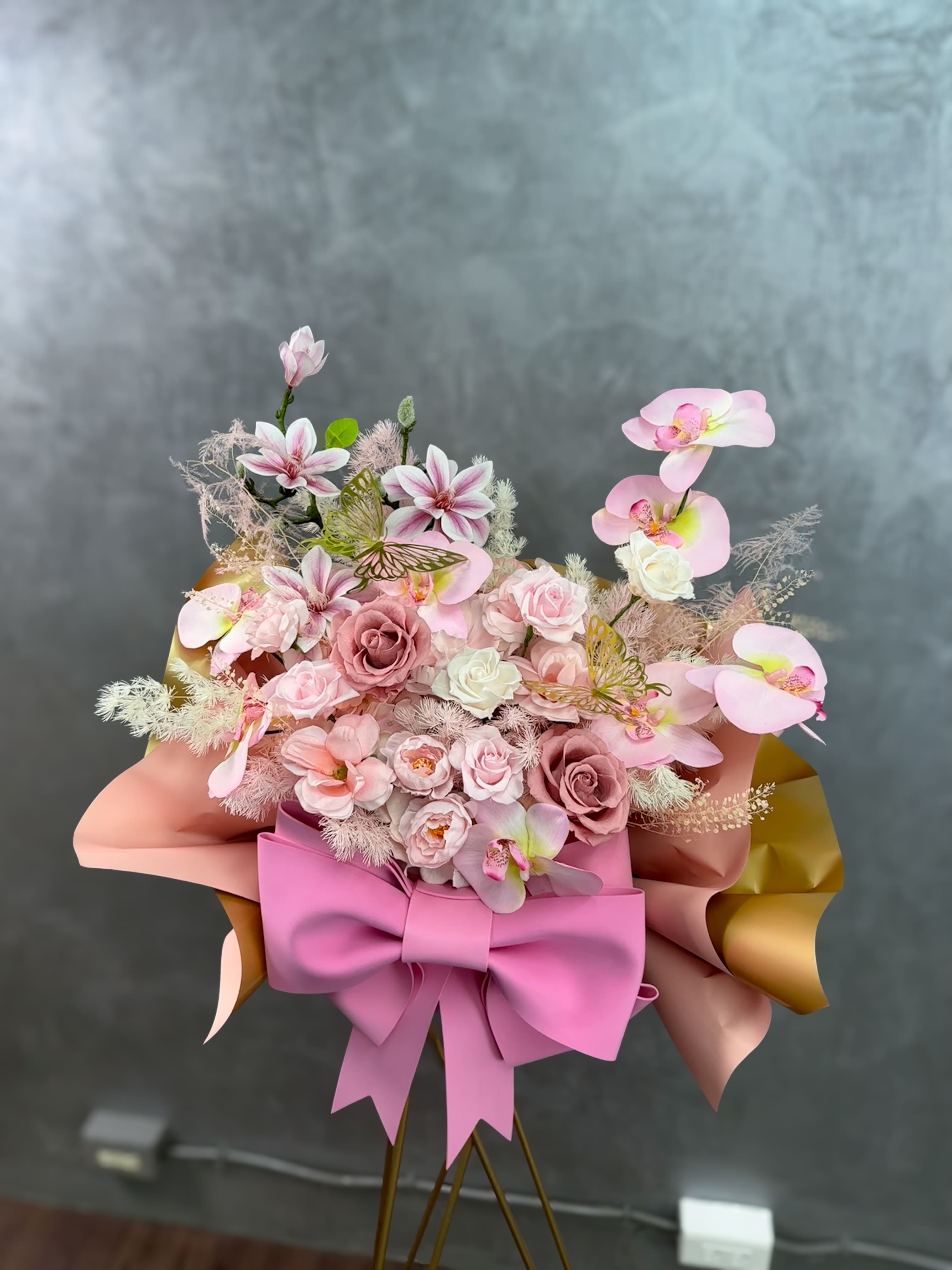 台北韓式優雅開幕花架-DAIZI代紫花藝粉色系精品永生花，展現柔美浪漫的品牌空間氛圍。