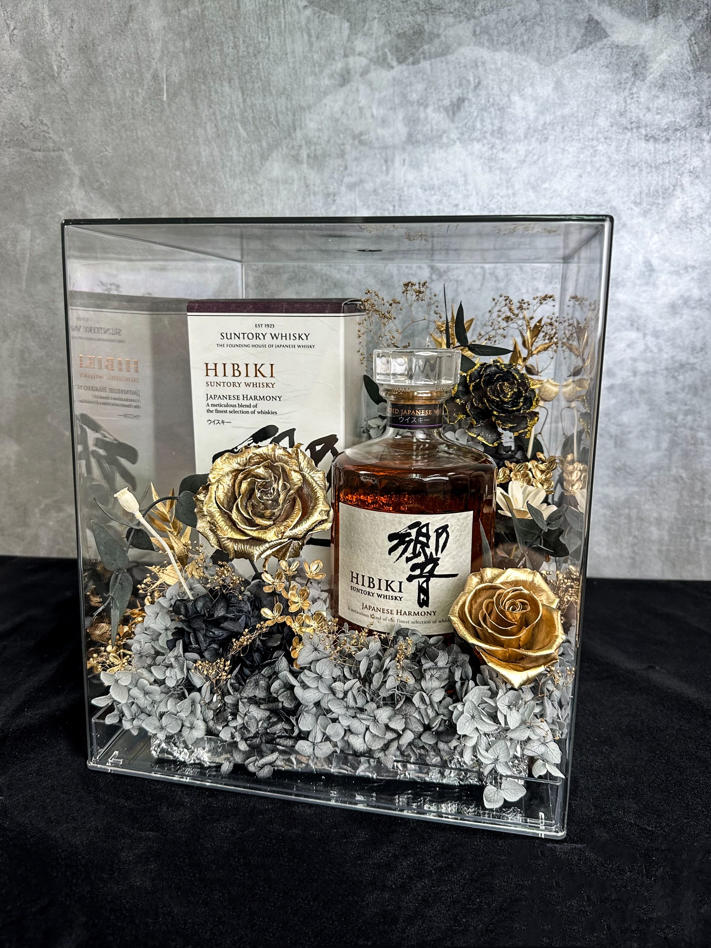 台北精品酒禮盒推薦-DAIZI代紫花藝客製化響 Hibiki 永生花盒，黑金奢華系設計適合高級商務送禮。