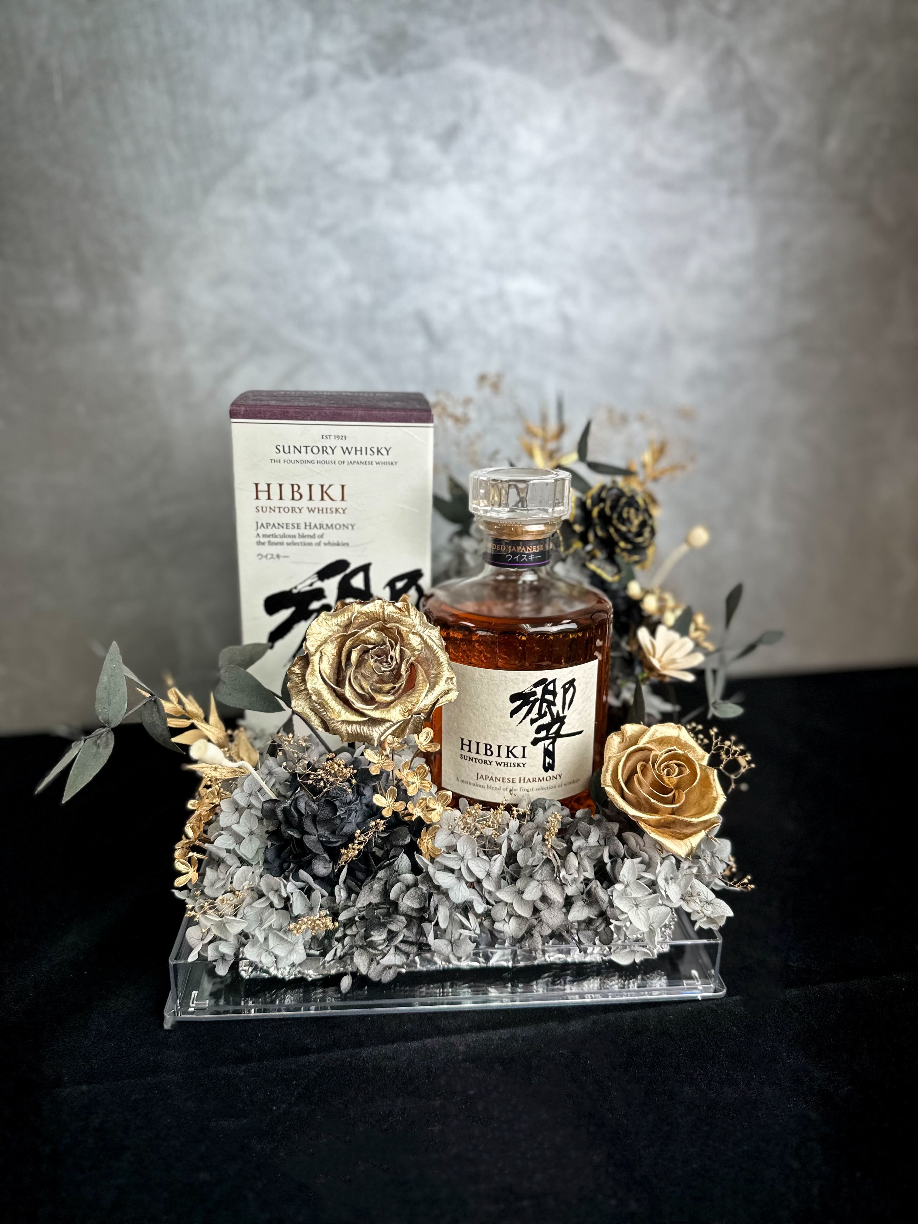 威士忌精品花禮細節-DAIZI代紫花藝嚴選金色永生玫瑰搭配響 Hibiki 威士忌，展現極致品味的高階客製化禮物。
