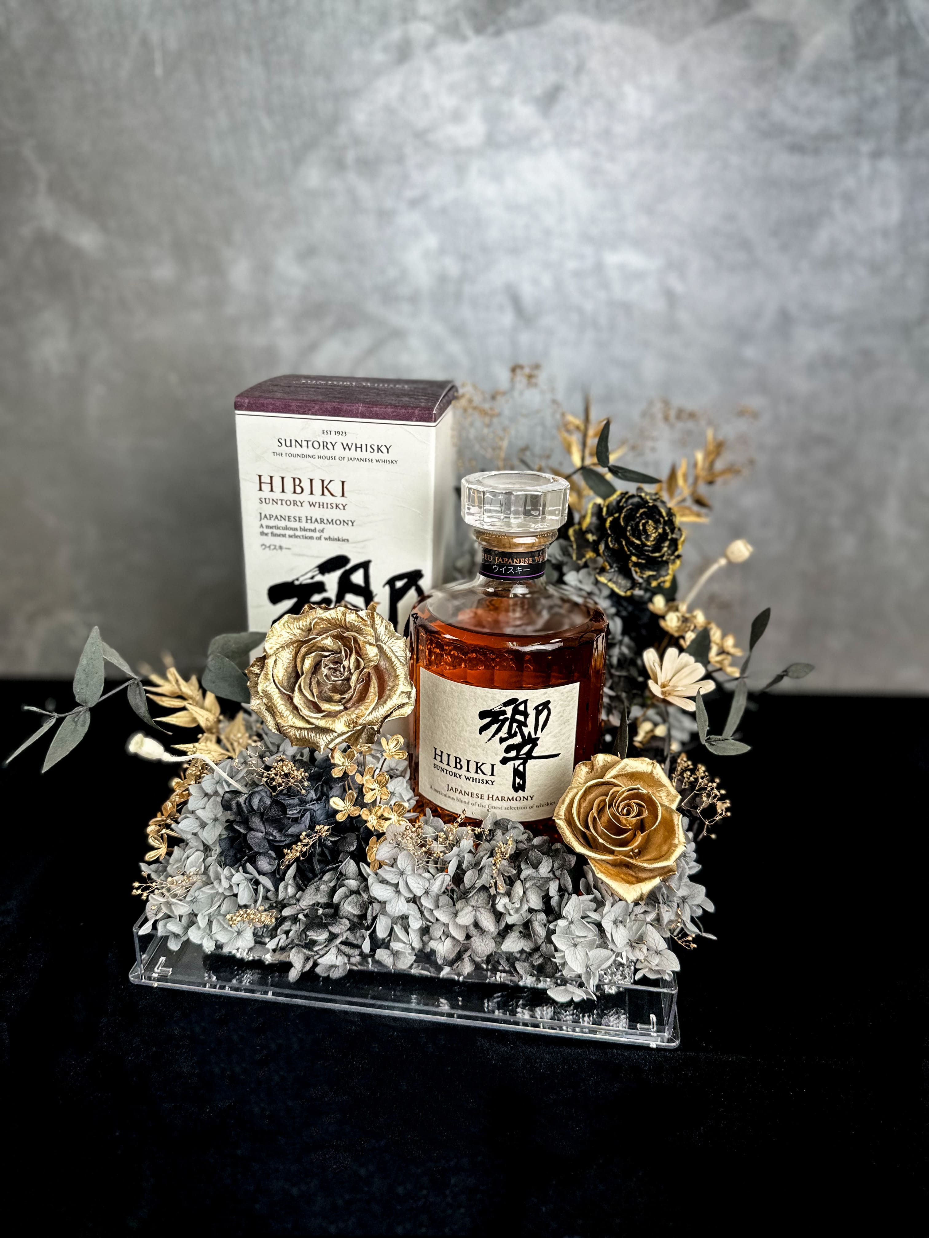 威士忌精品花禮細節-DAIZI代紫花藝嚴選金色永生玫瑰搭配響 Hibiki 威士忌，展現極致品味的高階客製化禮物。