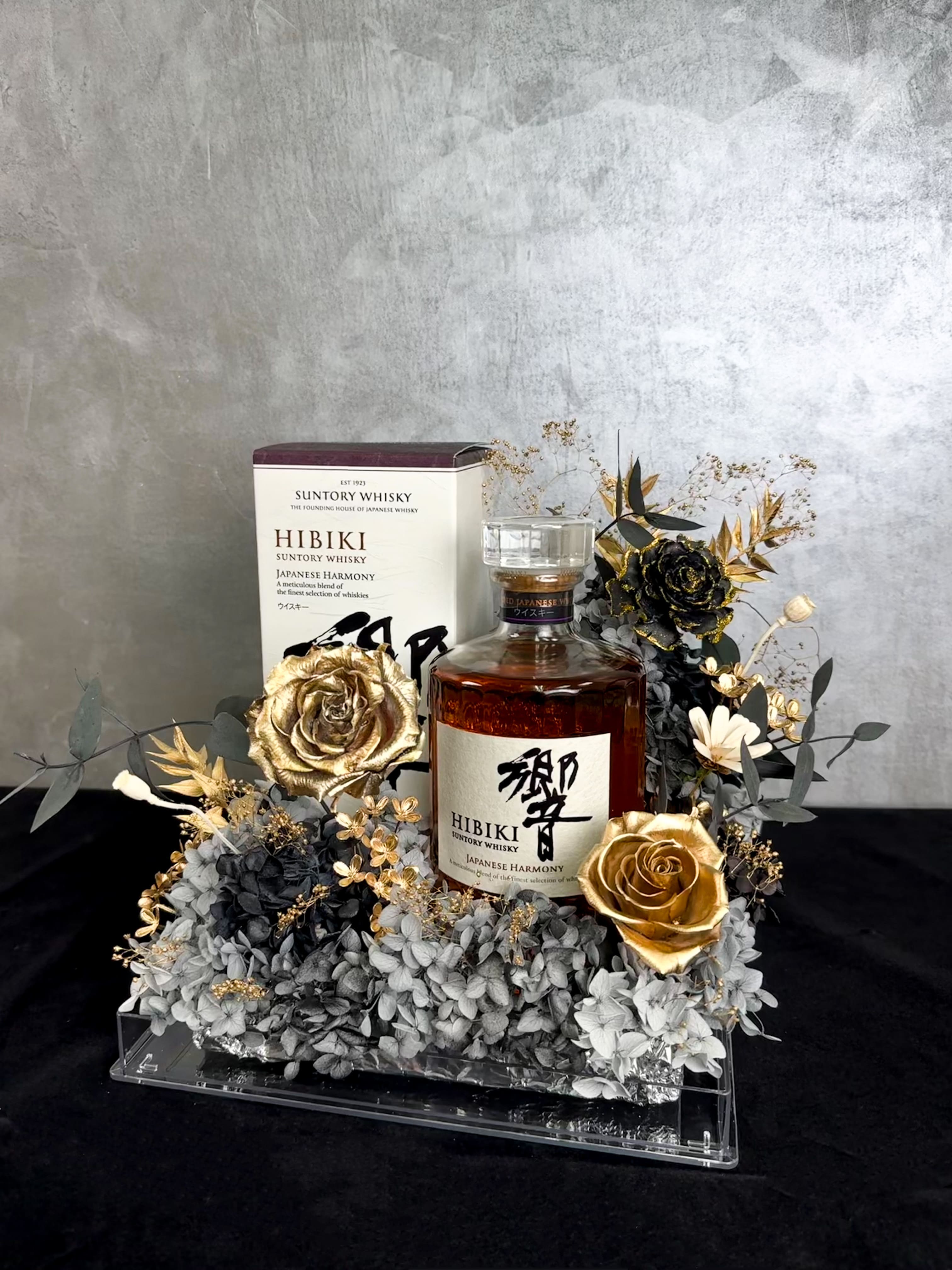 威士忌精品花禮細節-DAIZI代紫花藝嚴選金色永生玫瑰搭配響 Hibiki 威士忌，展現極致品味的高階客製化禮物。