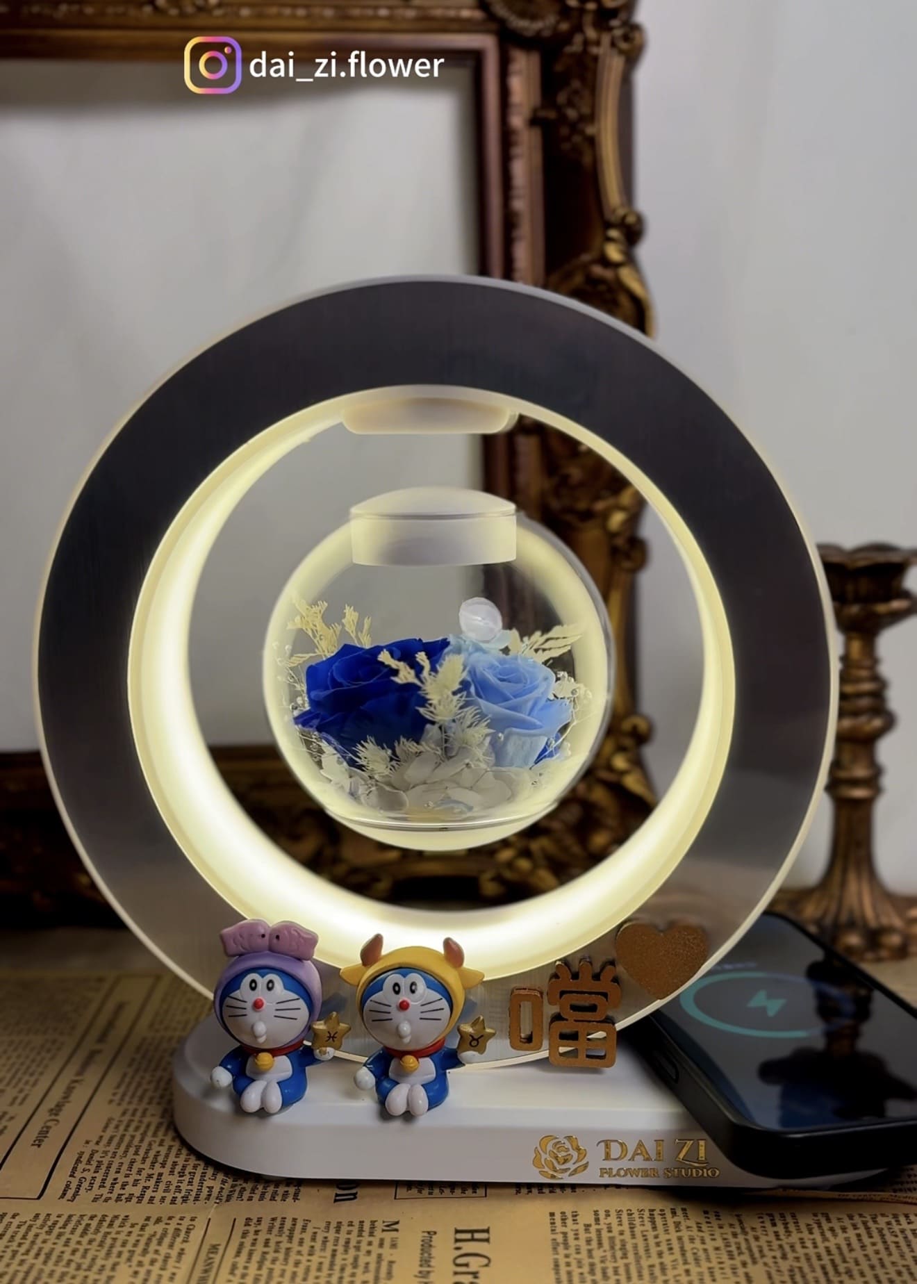 精品磁懸浮永生花燈-香奈兒風白色玫瑰設計-客製化姓名Ling與公仔裝飾-無線充電檯燈