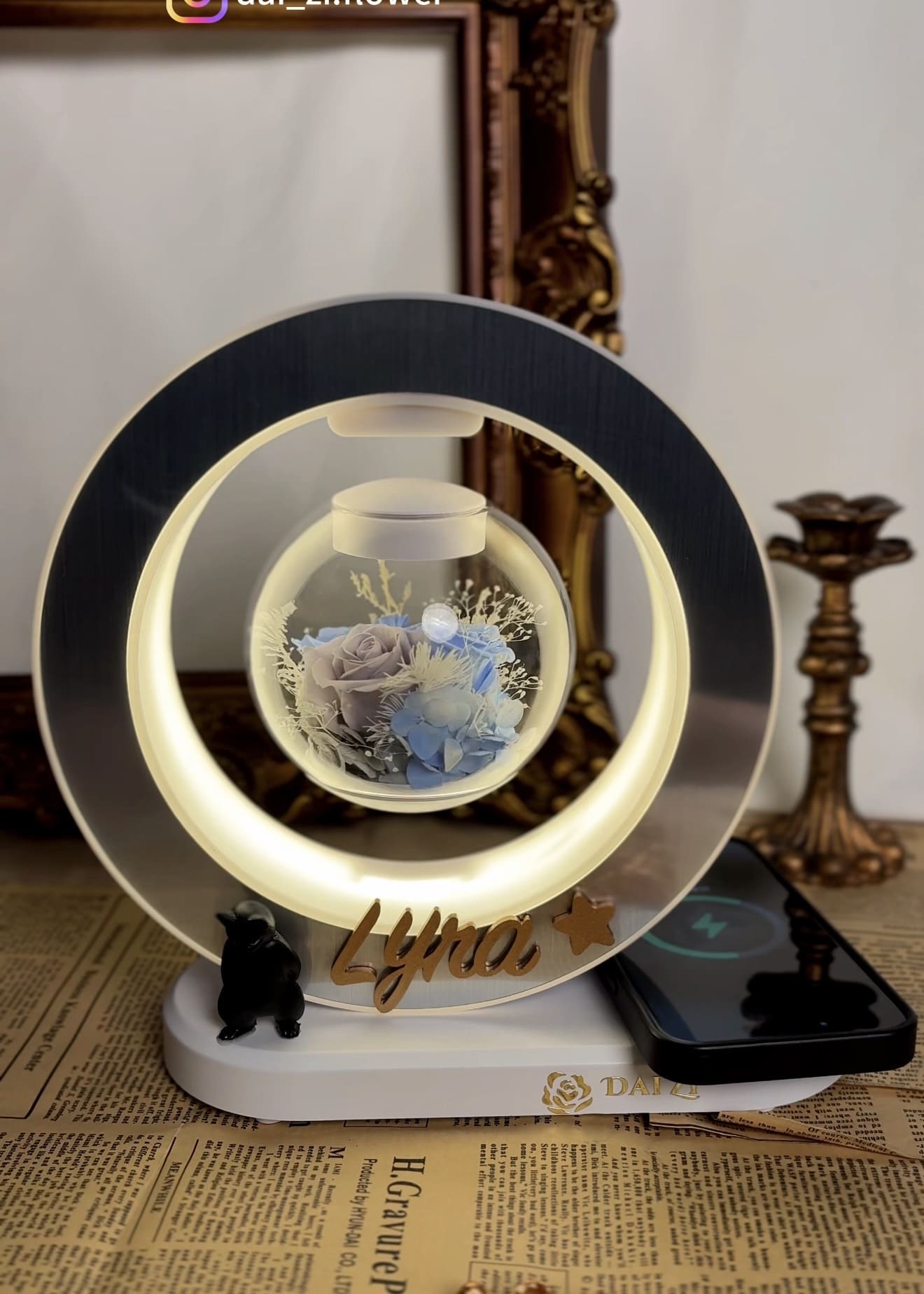 台北精品花店DAIZI-客製化 Lyra 名字與黑貓公仔永生花磁懸浮球-辦公室療癒裝飾燈