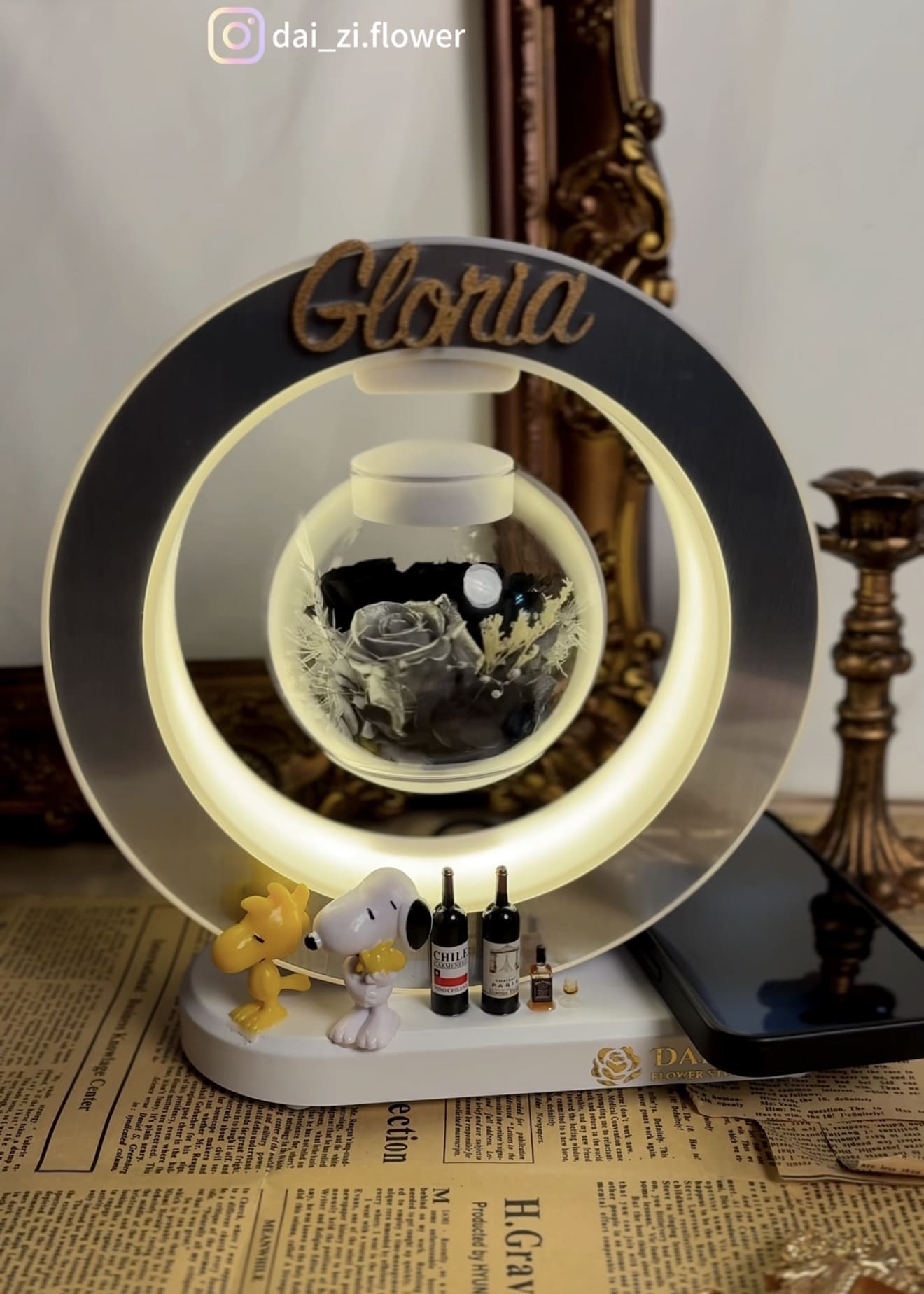 DAIZI-代紫花藝-磁懸浮永生花燈-奢華黑灰色玫瑰-客製化名字Gloria史努比紅酒公仔-開幕送禮首選