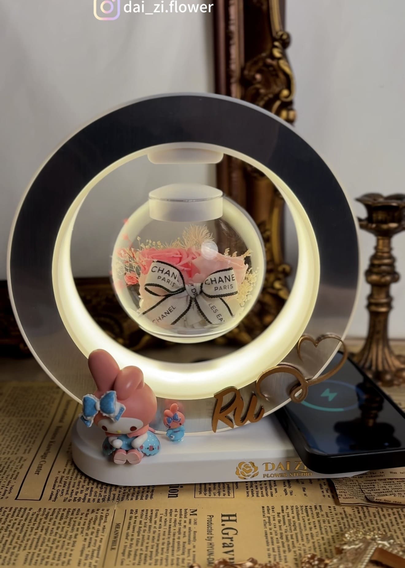 DAIZI-代紫花藝-永生花懸浮檯燈-精品香奈兒絲帶粉玫瑰-美樂蒂公仔客製化字牌-浪漫情人節禮物