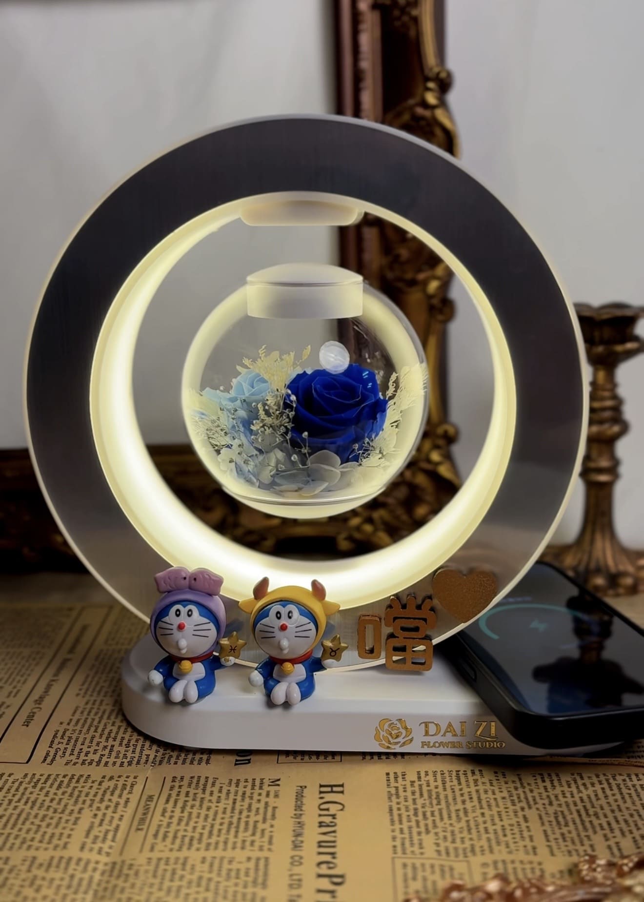 DAIZI-代紫花藝-磁懸浮永生花-深藍色玫瑰永生花球-哆啦A夢公仔客製化字母-生日禮物推薦