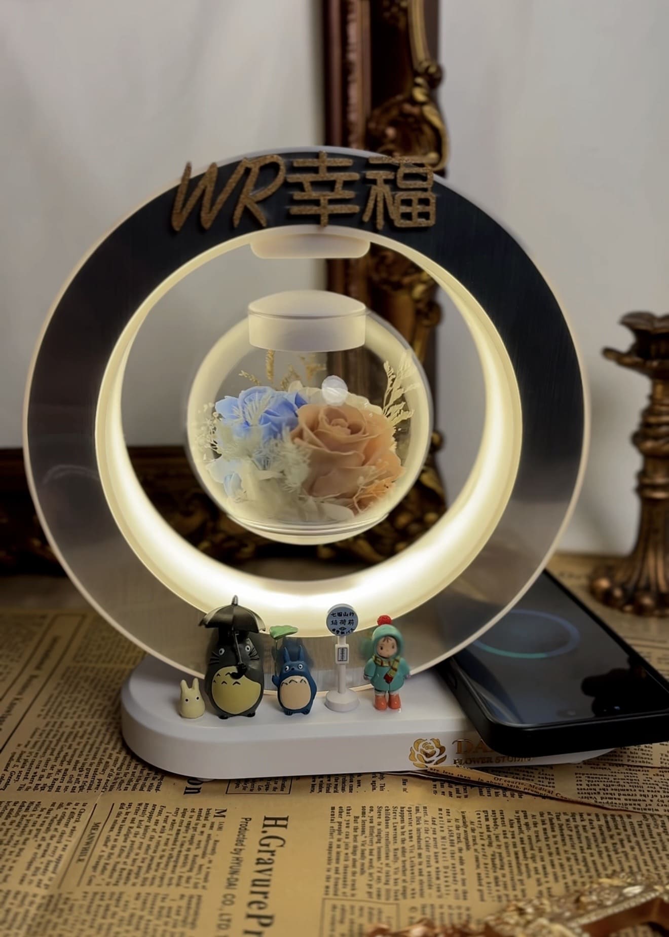 DAIZI-代紫花藝-永生花懸浮檯燈-莫蘭迪藍膚色玫瑰-龍貓公仔客製化幸福字牌-溫馨居家裝飾
