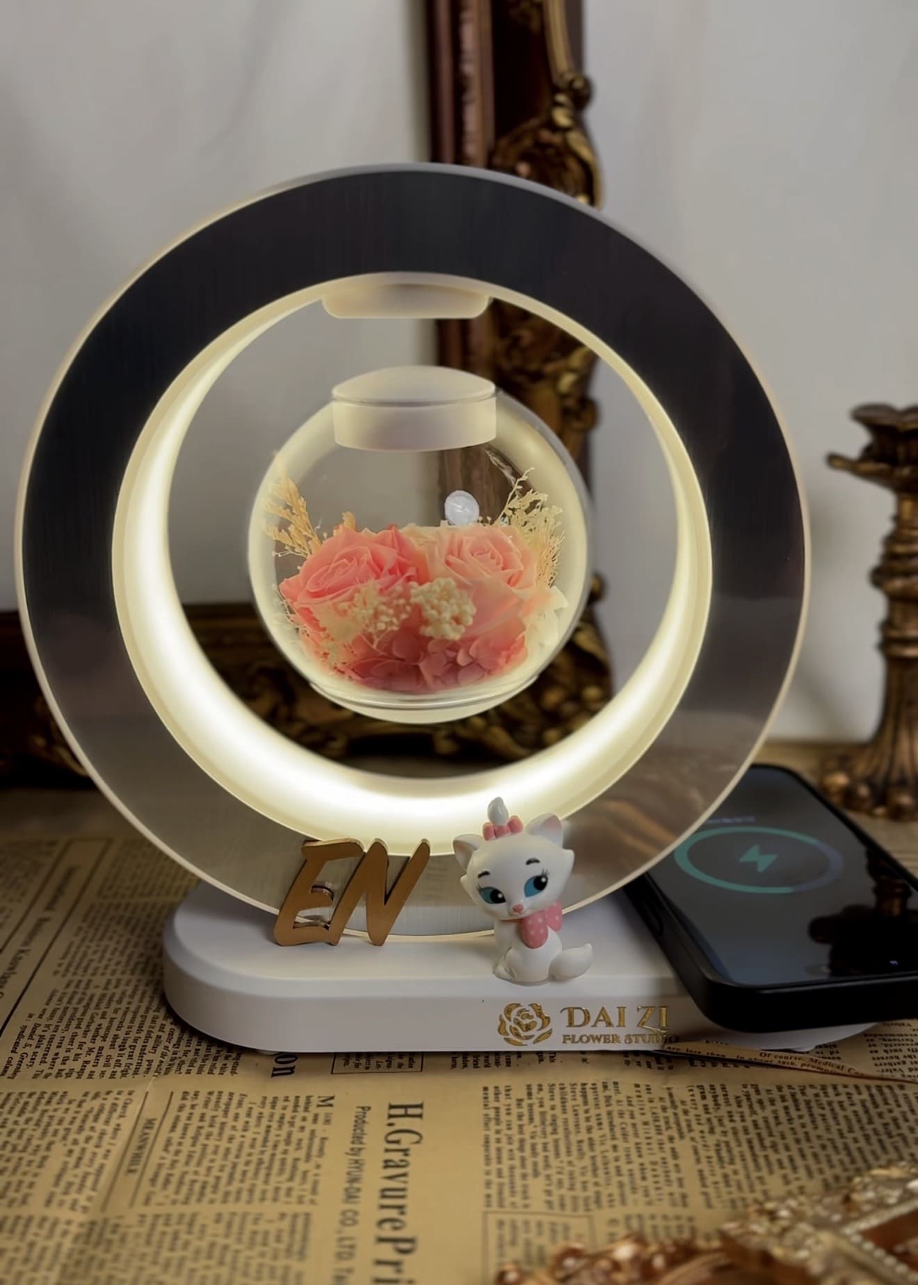 DAIZI代紫花藝 永生花懸浮多功能檯燈 瑪麗貓公仔客製化姓名EN 浪漫粉色玫瑰 無線充電生日禮物