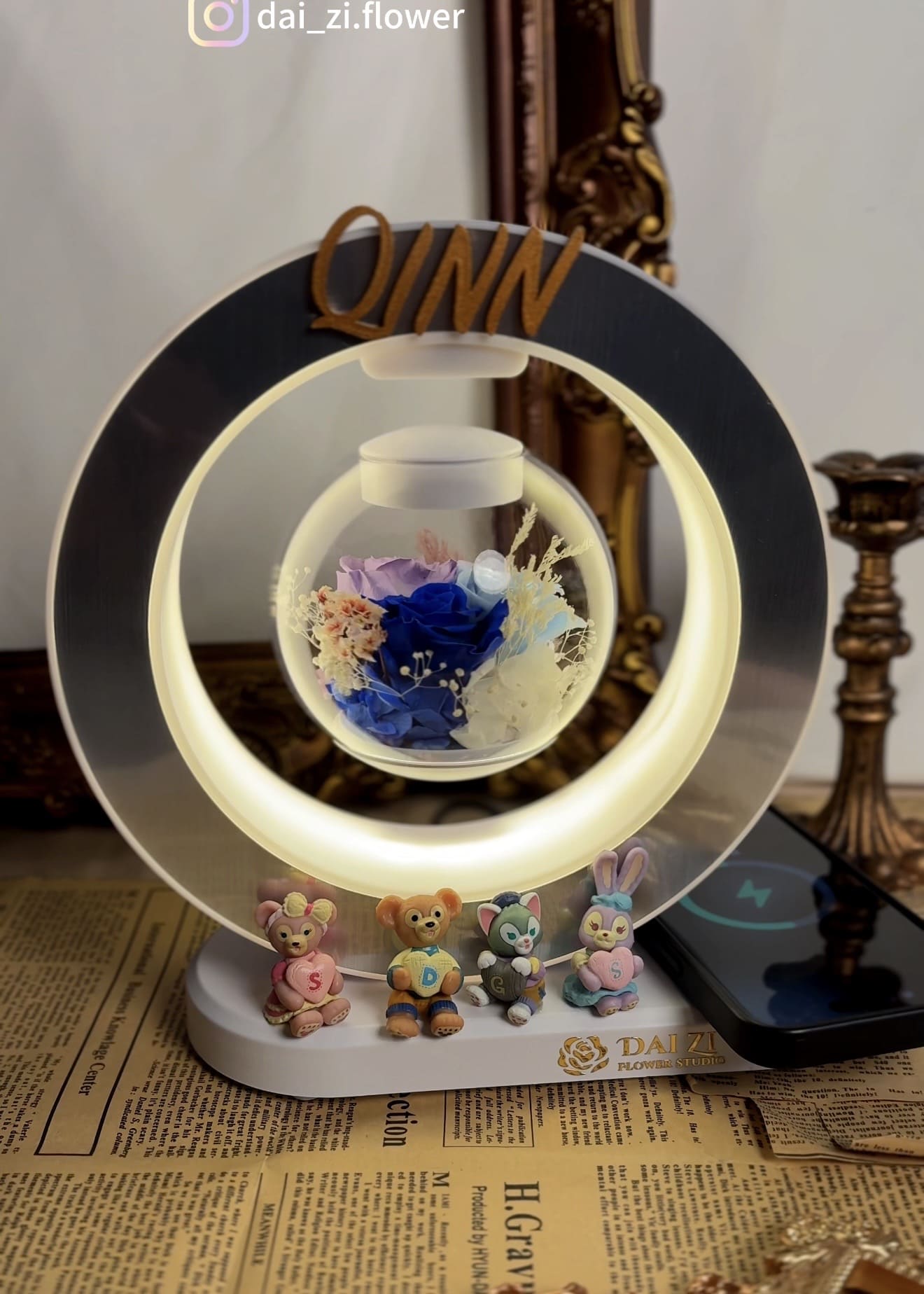 DAIZI代紫花藝 永生花懸浮檯燈 達菲家族公仔客製化QUINN 藍紫色系精品花藝 無線充電座推薦