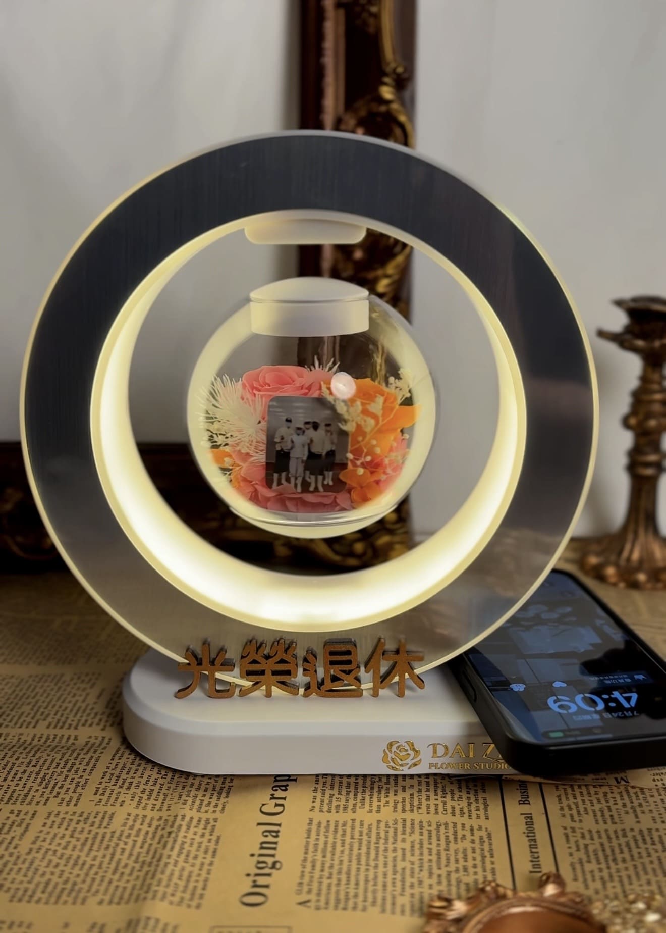 退休紀念禮物-永生花懸浮檯燈客製化相片花球-光榮退休企業賀禮推薦-DAIZI代紫花藝台北專業客製化花店