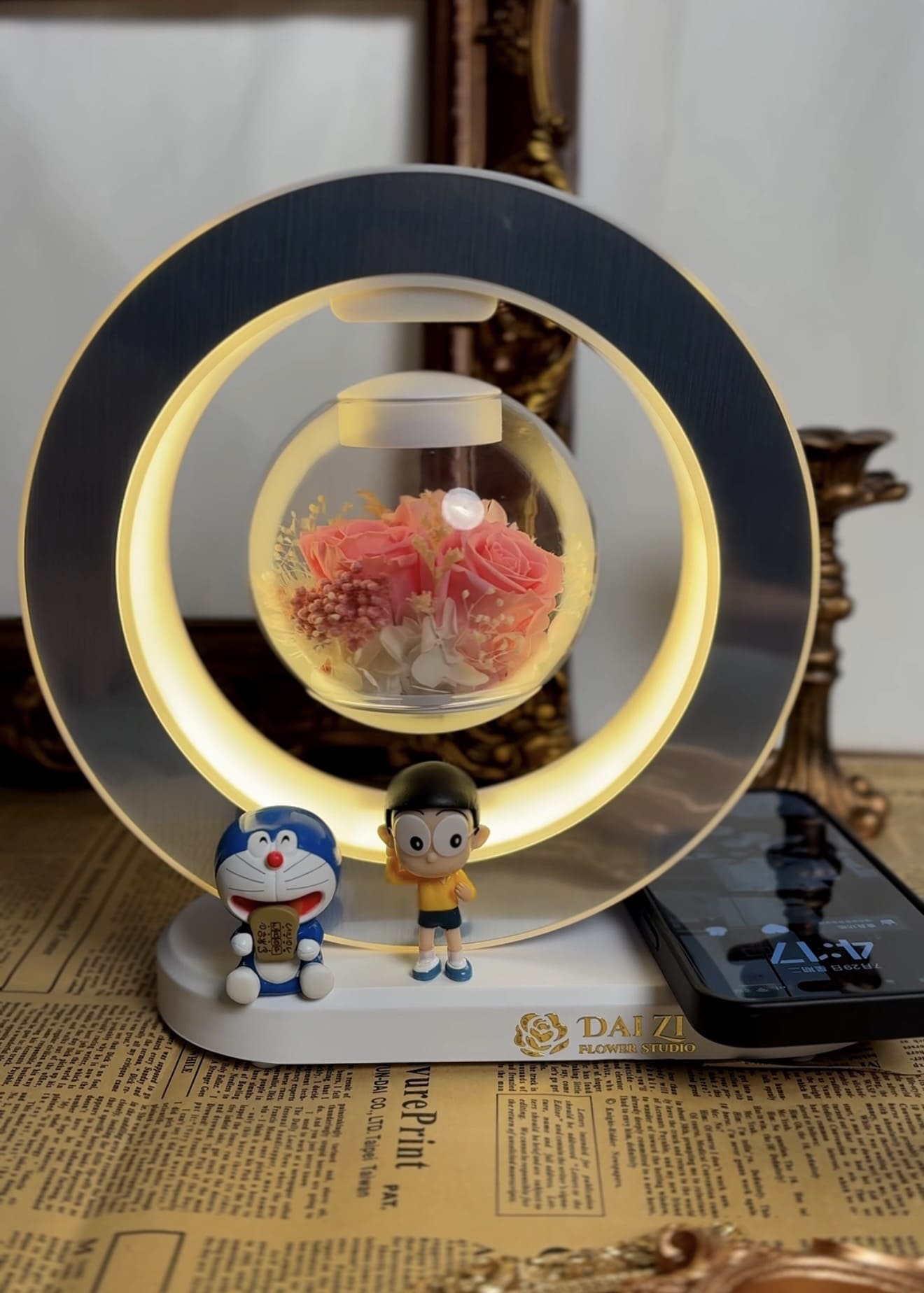 客製化永生花懸浮多功能檯燈-哆啦A夢大雄公仔場景-無線充電氣氛燈-DAIZI代紫花藝台北精品花禮