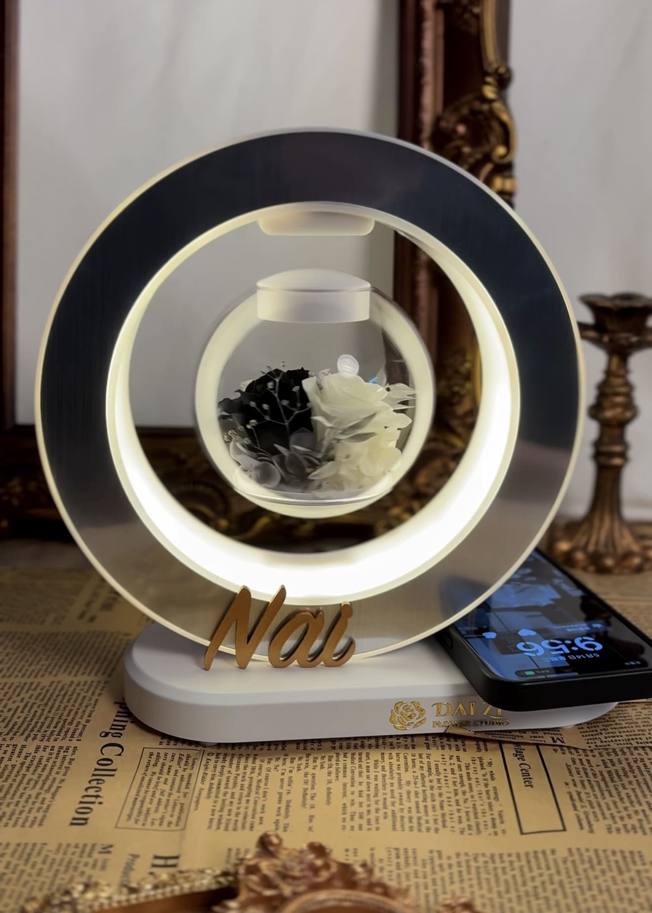 DAIZI代紫花藝-黑白經典永生花懸浮檯燈，客製化姓名「Nai」，展現低奢精品風格，大台北地區專屬花禮訂製，融合磁懸浮科技的頂級永生花設計。