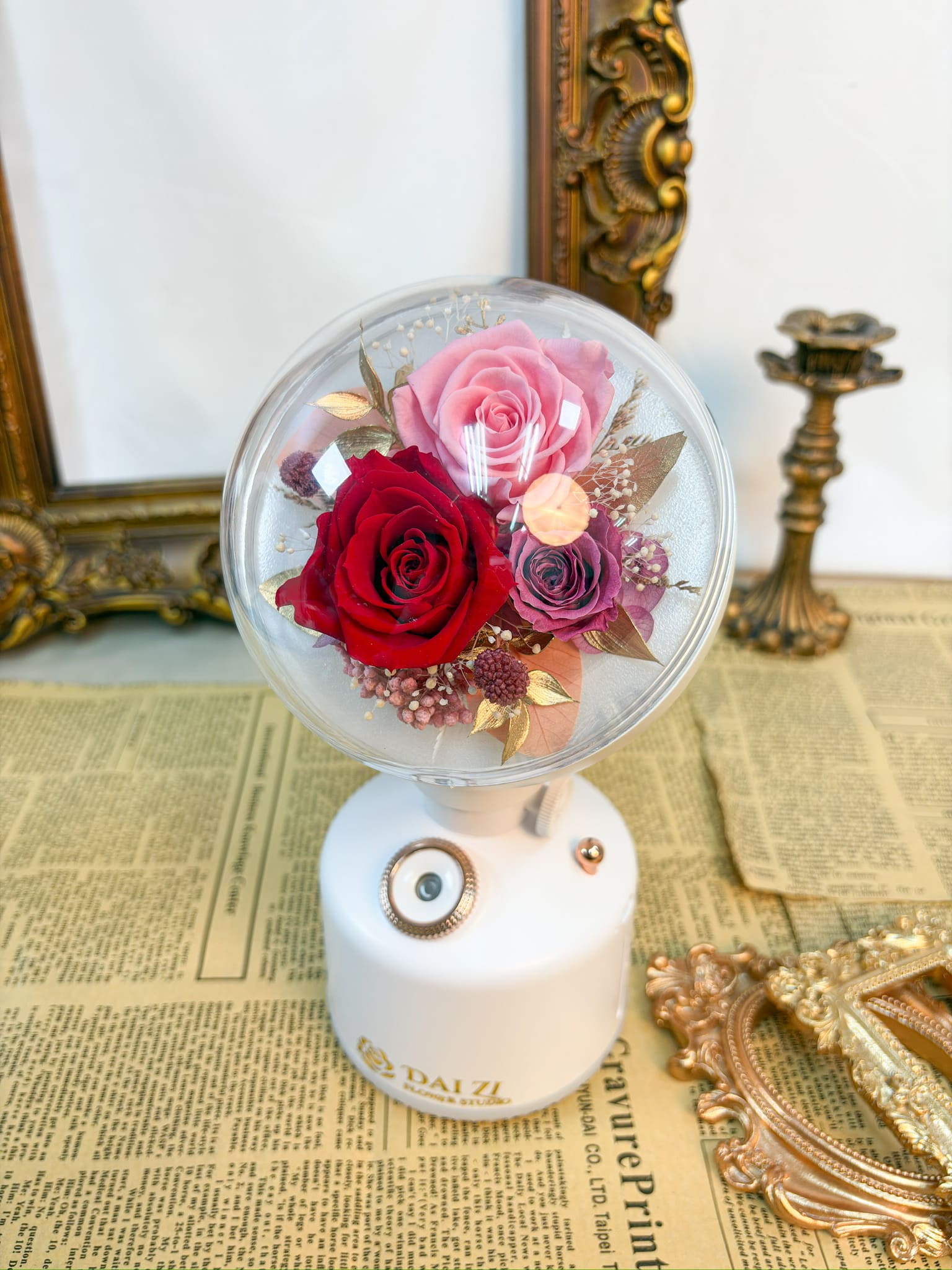 DAIZI代紫花藝-精品級永生花噴霧加濕器，高質感玻璃盅設計，專業花藝師手工配置紅粉色系玫瑰，提供大台北客製化送禮服務，提升辦公室生活質感。