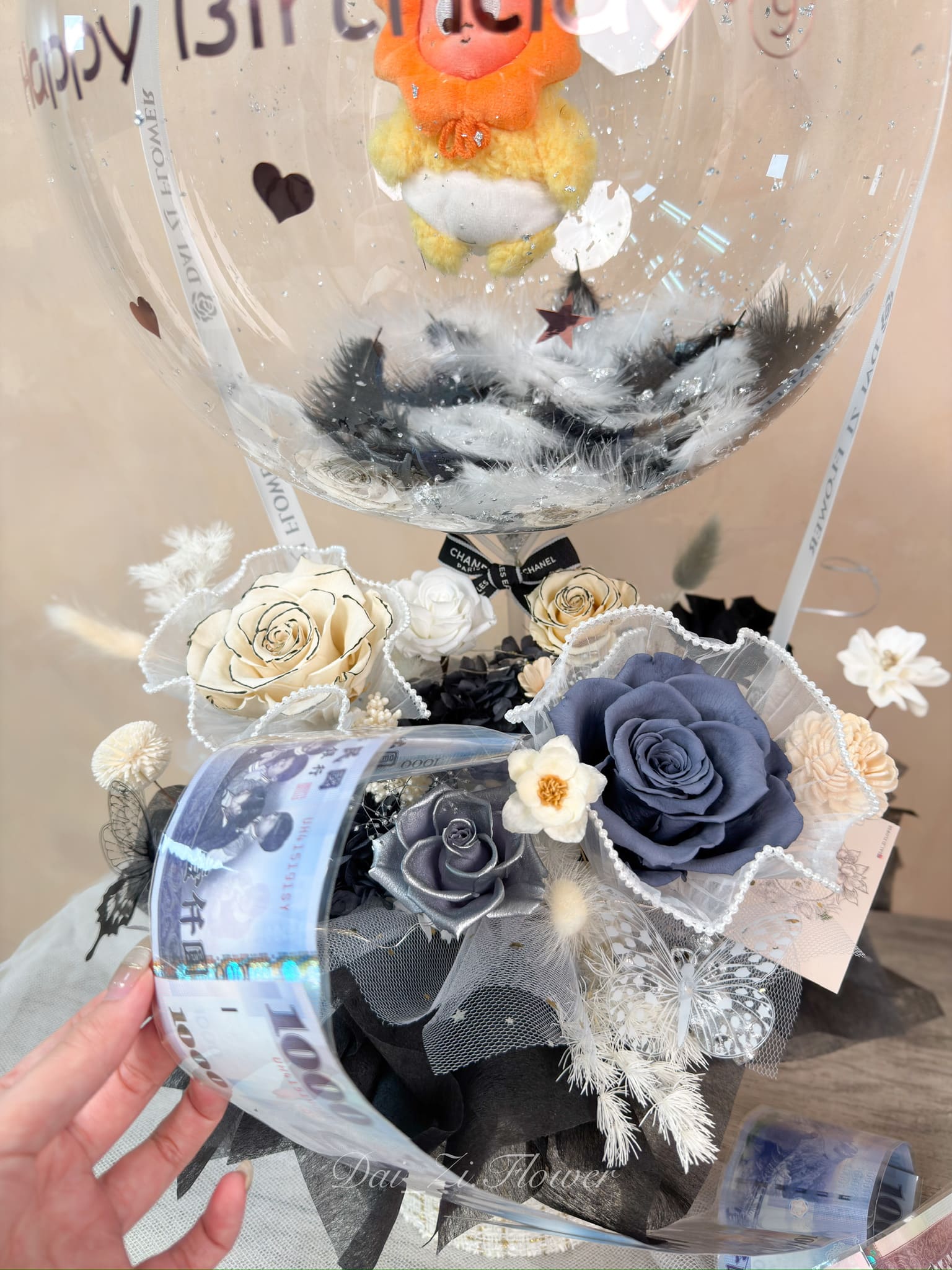 創意抽錢花禮設計：永生花有錢花抱抱桶細節，千元鈔票抽拉設計結合精品花藝，DAIZI 代紫花藝打造高端儀式感。