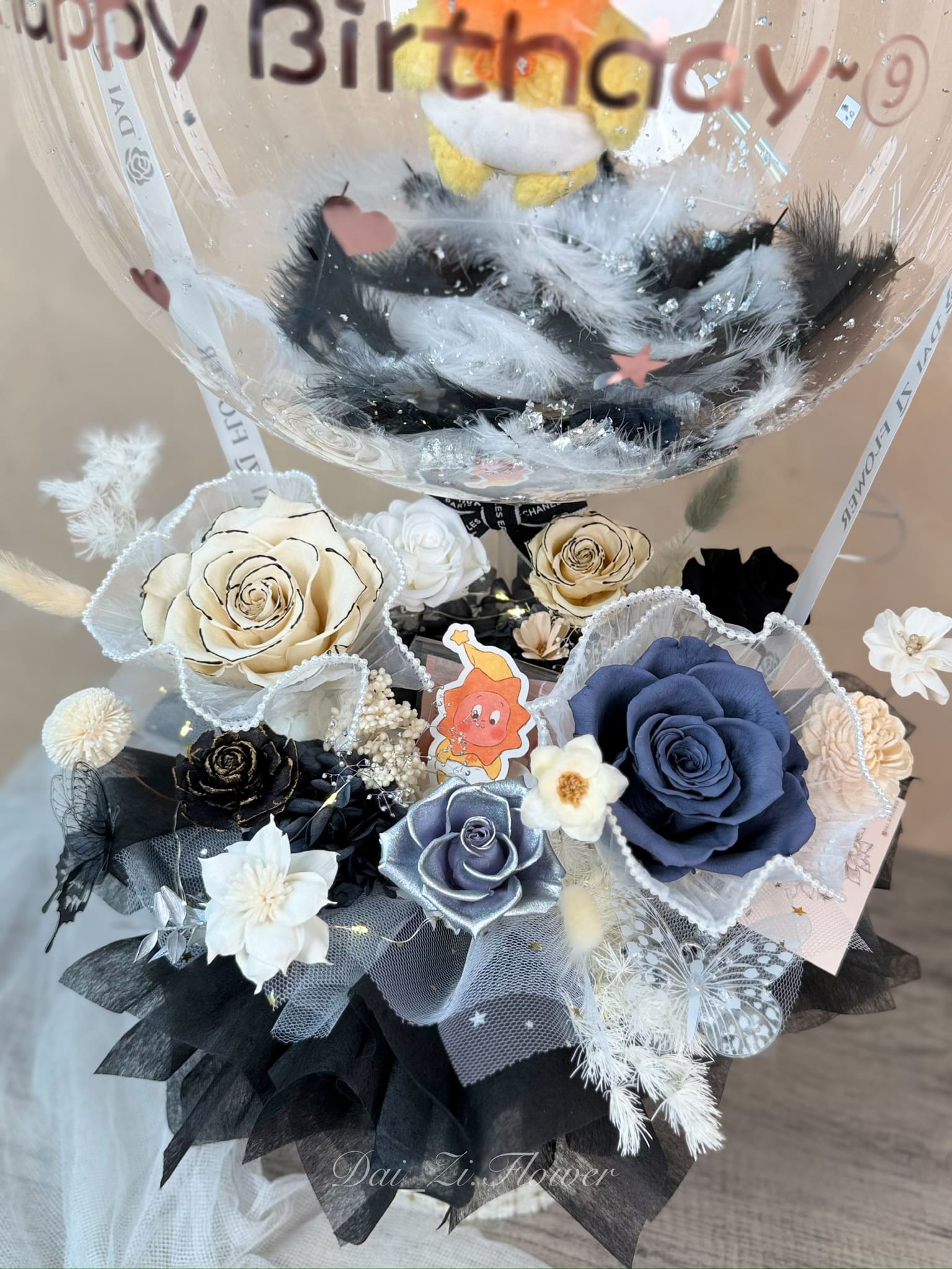高質感永生玫瑰佈置：藍色與白色永生花搭配蕾絲邊飾細節，展現 DAIZI 代紫花藝的全客製化精品花禮美學。