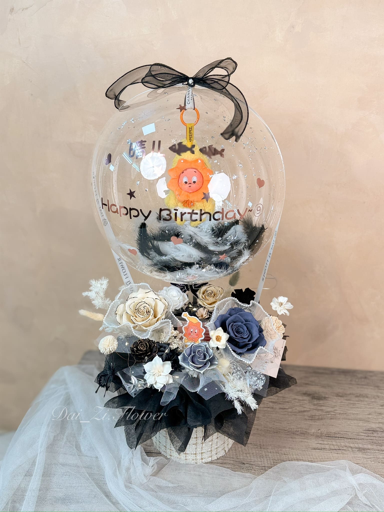 生日驚喜禮物首選：波波球娃娃永生花抱抱桶，客製化 Happy Birthday 文字與黑色羽毛裝飾，適合台北慶生預約。