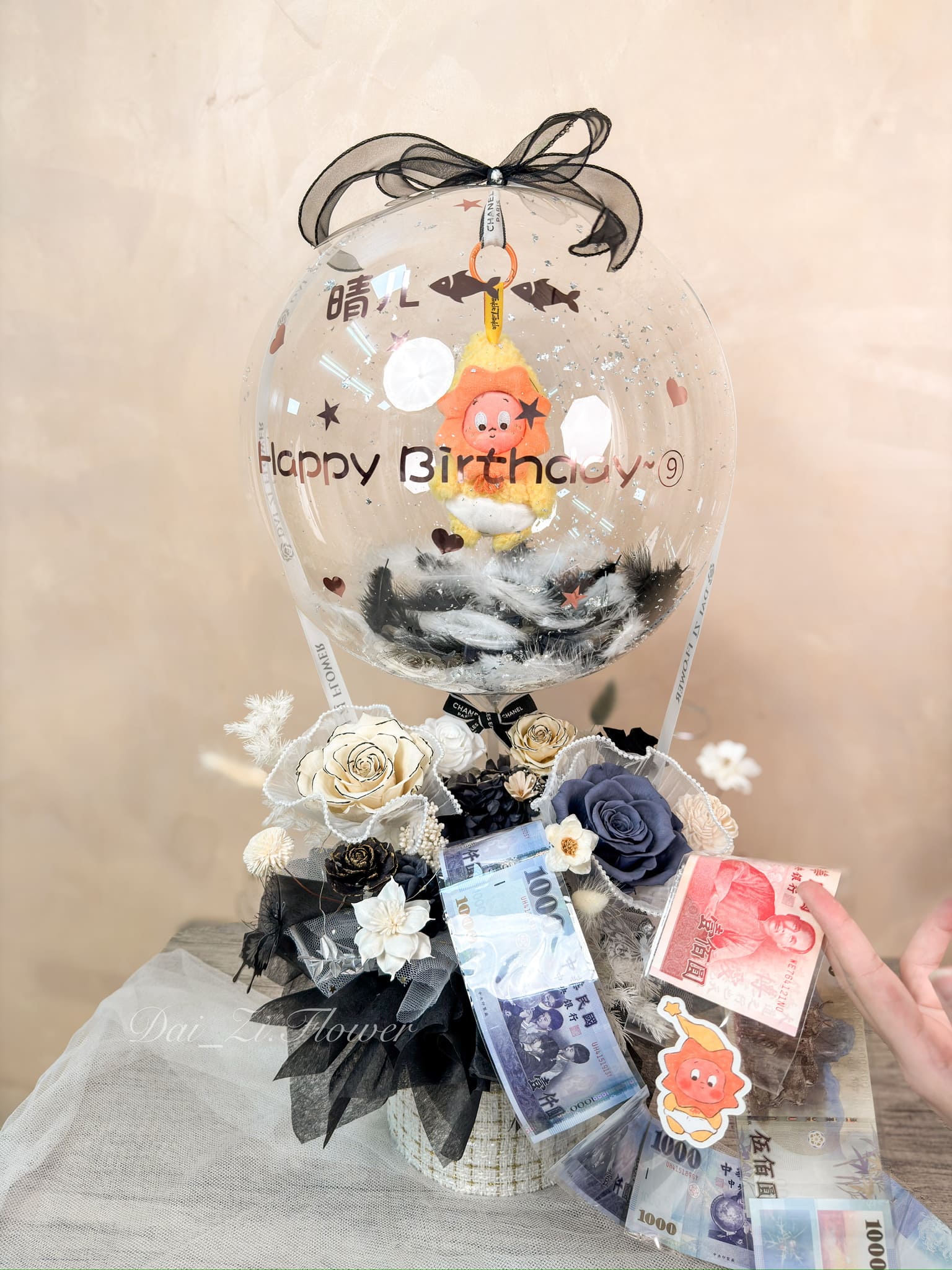 台北精品花店推薦：DAIZI 代紫花藝客製化「有錢花」永生花抱抱桶，具備波波球抽錢功能與質感藍白色系設計。