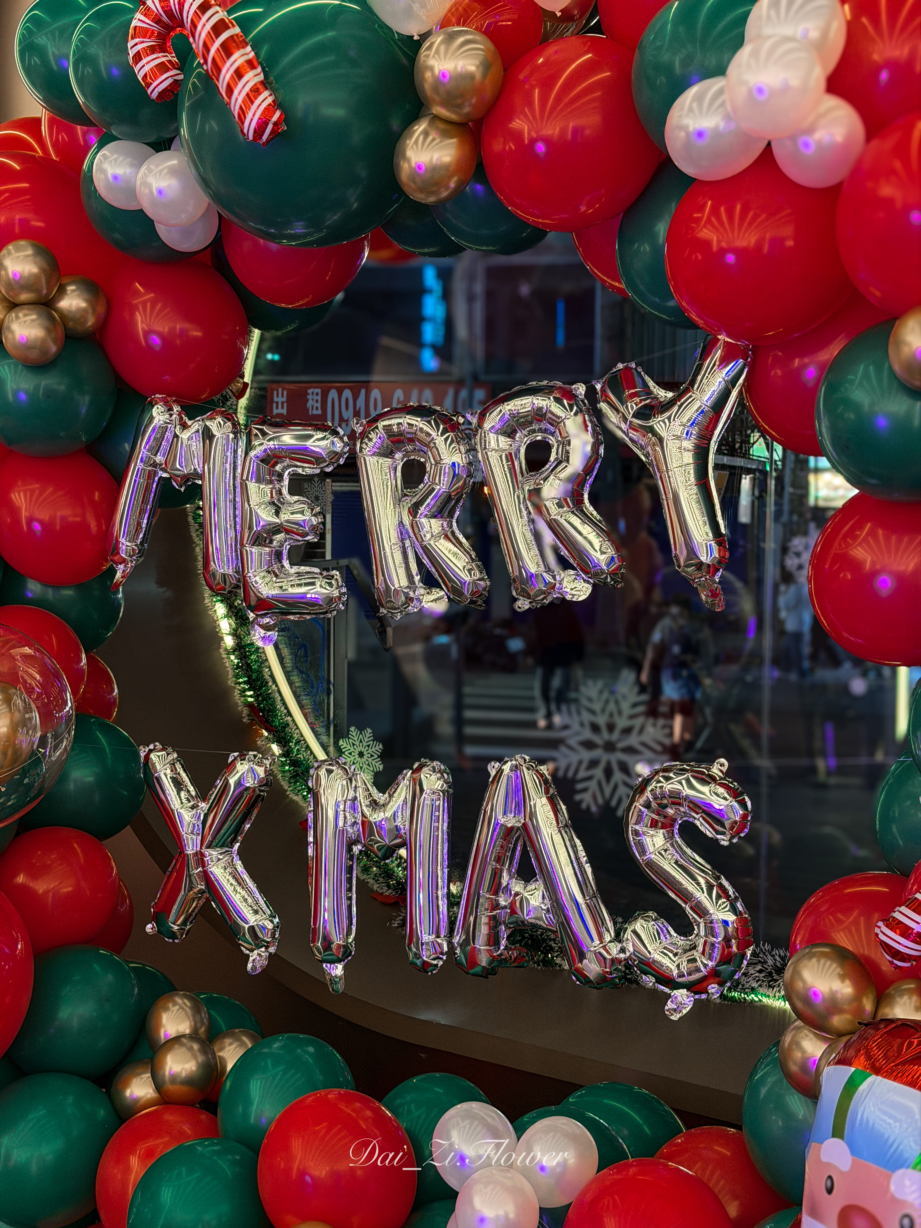 聖誕節Merry Xmas銀色鋁箔字母氣球特寫-紅綠金氣球環形拱門內景-拐杖糖氣球裝飾-台北聖誕節氣球佈置專業服務