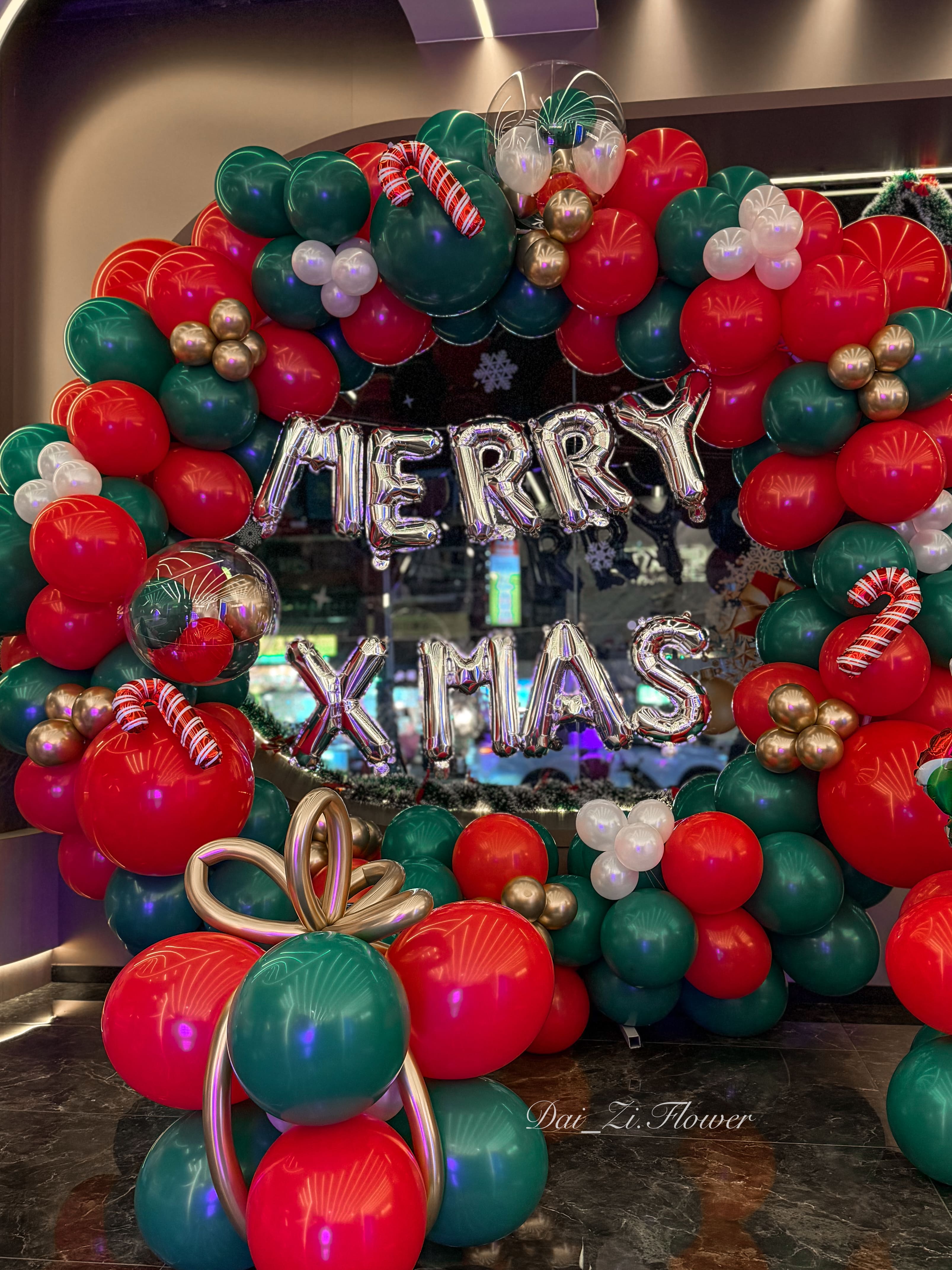 聖誕節圓形氣球環佈置正面-Merry Xmas銀色字母氣球-紅綠白金氣球花環-聖誕節活動佈置專業氣球設計