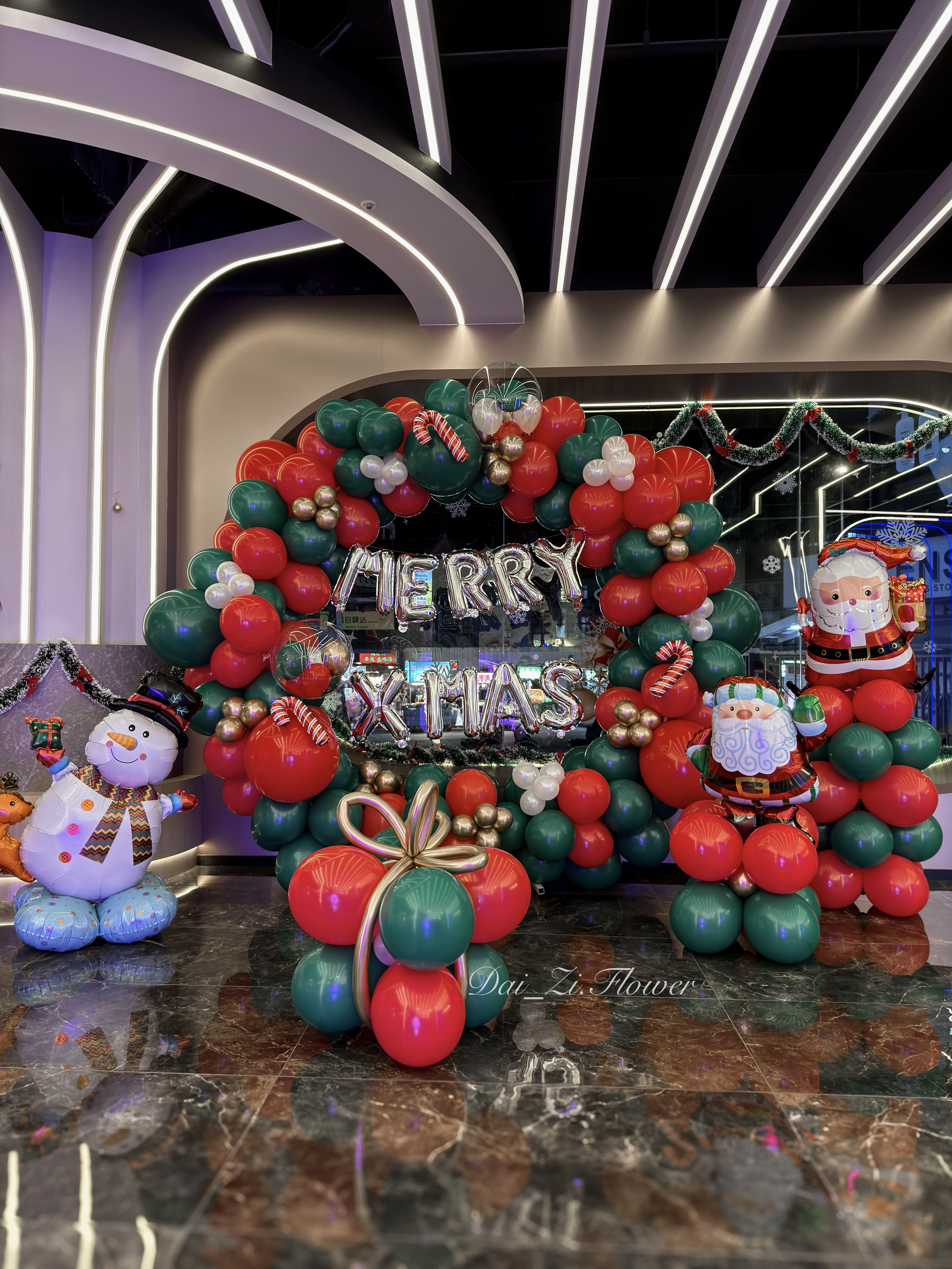 台北聖誕節氣球佈置-商場大廳Merry Christmas圓形氣球拱門-紅綠金聖誕老人雪人氣球裝飾-專業氣球佈置推薦
