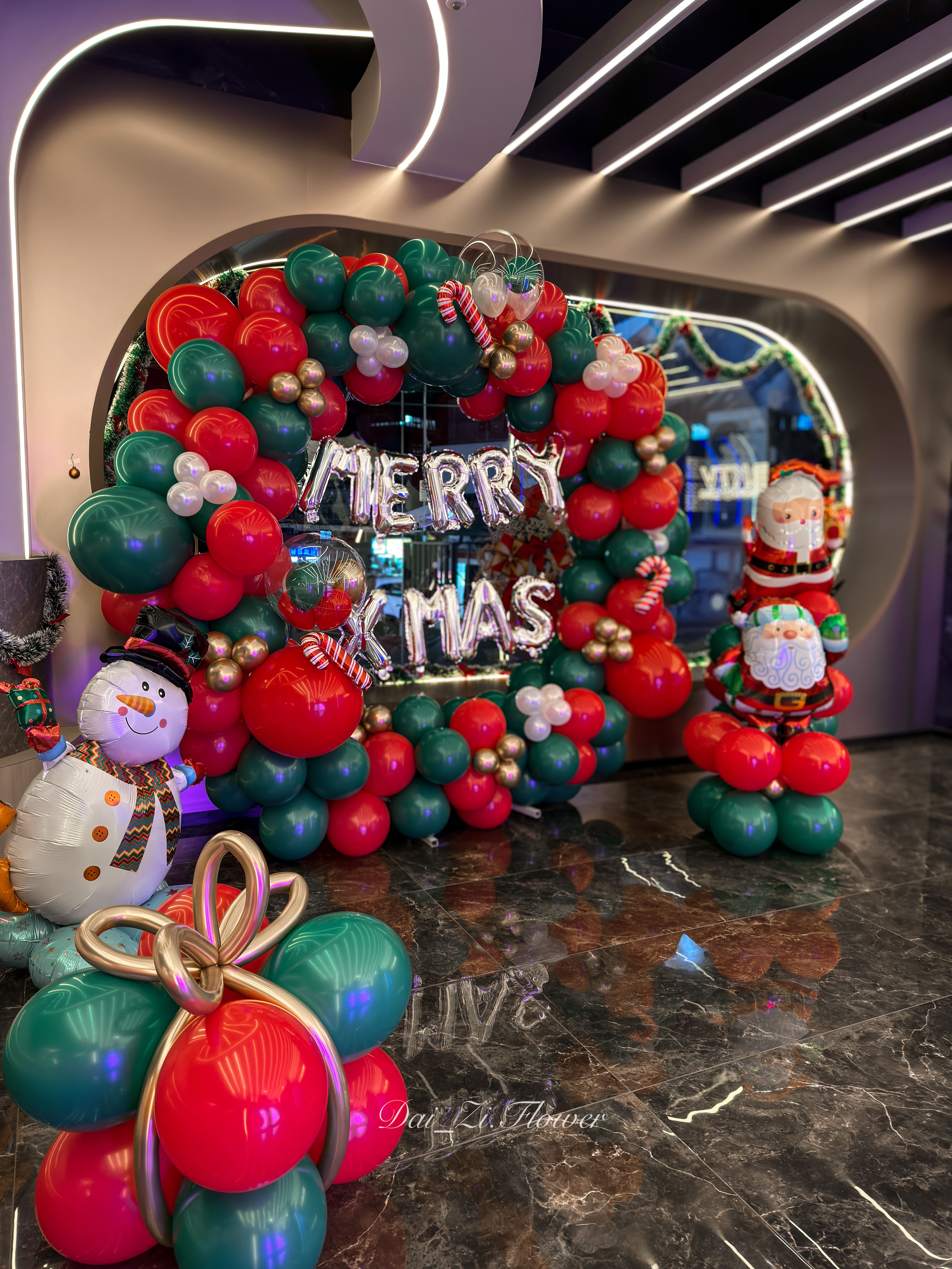 台北聖誕節環形氣球拱門佈置-Merry Xmas鋁箔字母氣球-紅綠金聖誕主題商業空間氣球裝飾-氣球佈置推薦