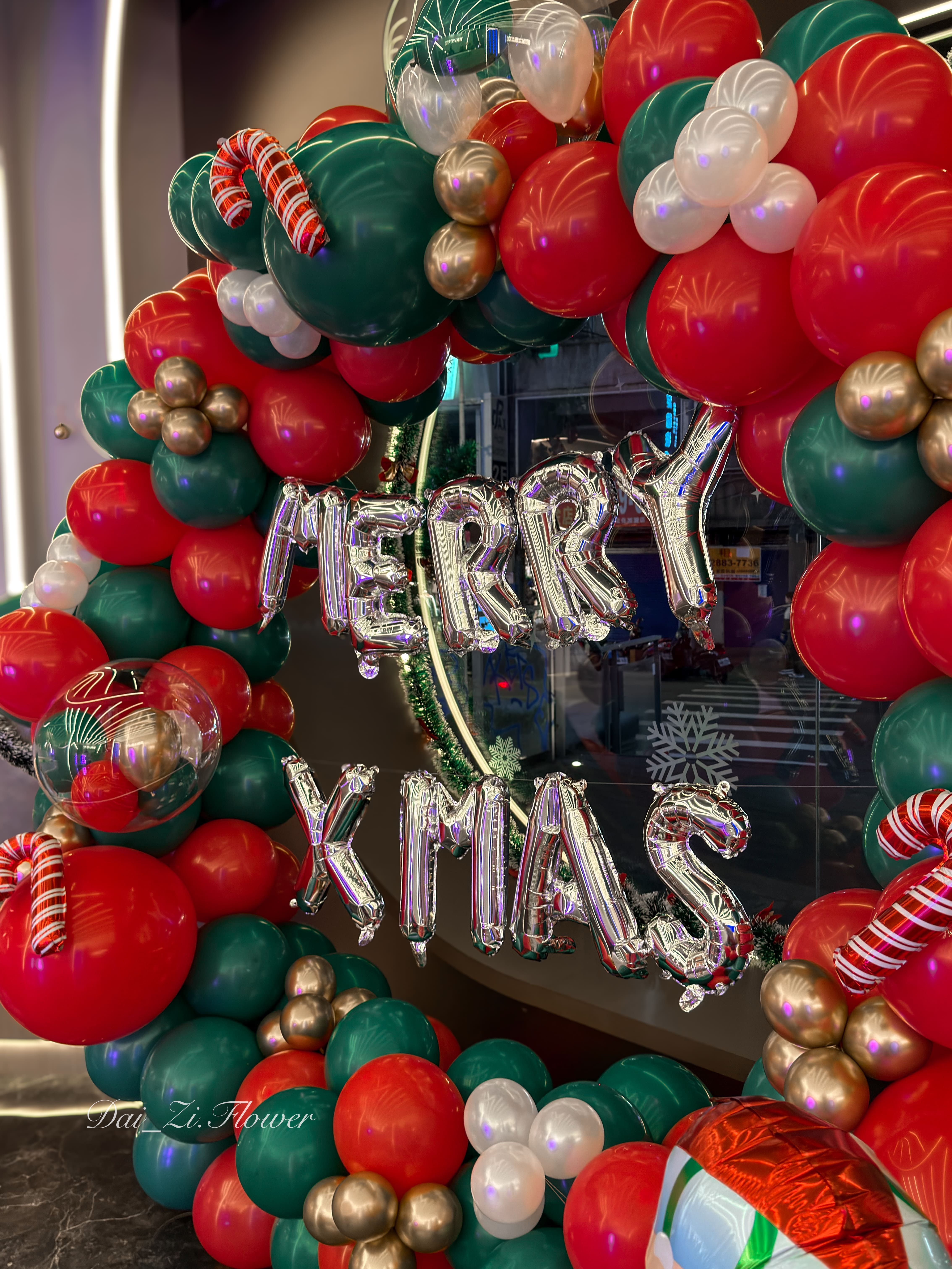 聖誕節氣球環Merry Xmas銀色鋁箔字母近拍-紅綠金白氣球花環細節-拐杖糖透明氣球裝飾-聖誕節氣球佈置台北