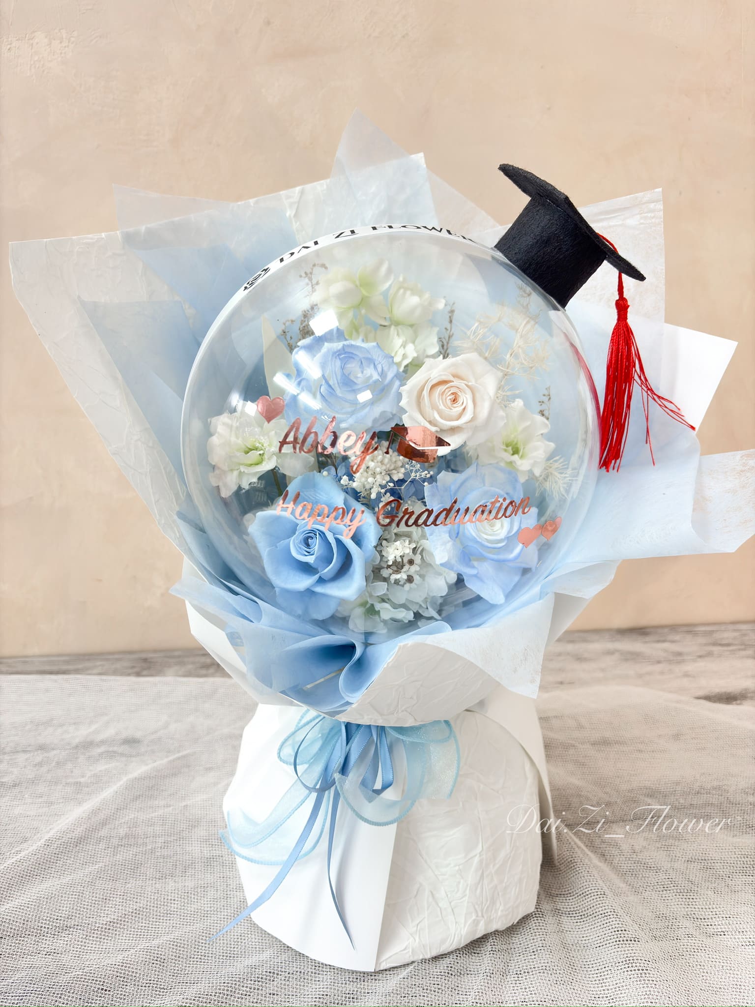 DAIZI代紫花藝-客製化畢業英文貼字波波球花束-Abbey-Happy-Graduation禮物推薦