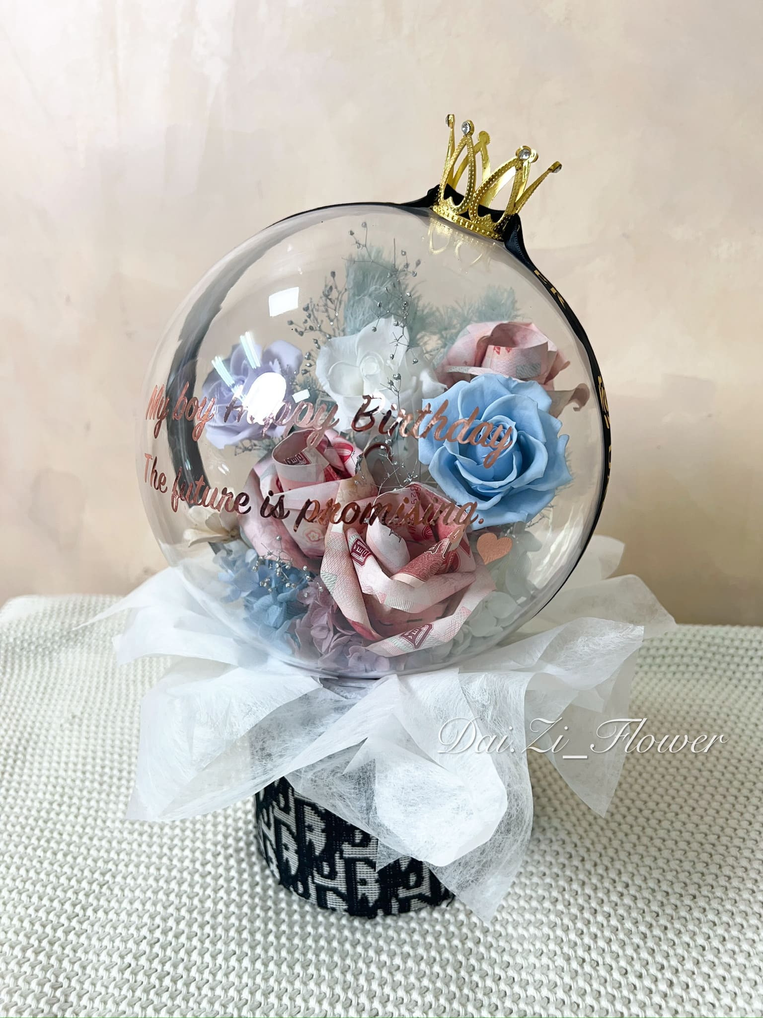 客製化水晶球永生花鈔票花禮盒全景-藍玫瑰永生花加鈔票折花金皇冠透明球-高質感男生生日禮物-台灣永生花客製禮品