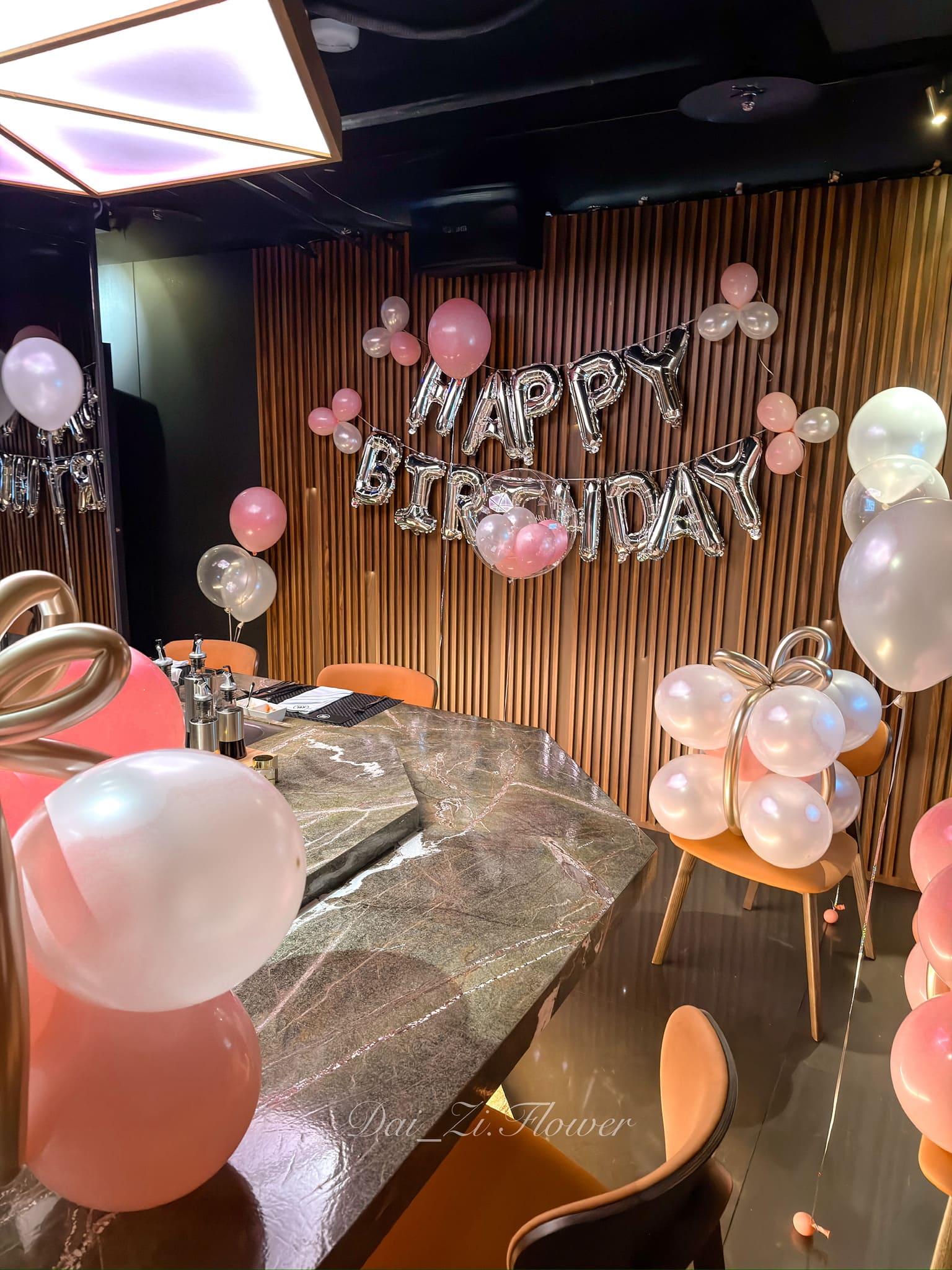台北鐵板燒包廂生日氣球佈置-粉白色系Happy Birthday銀色字母氣球-餐廳包廂生日派對裝飾推薦-代紫花藝專業氣球佈置