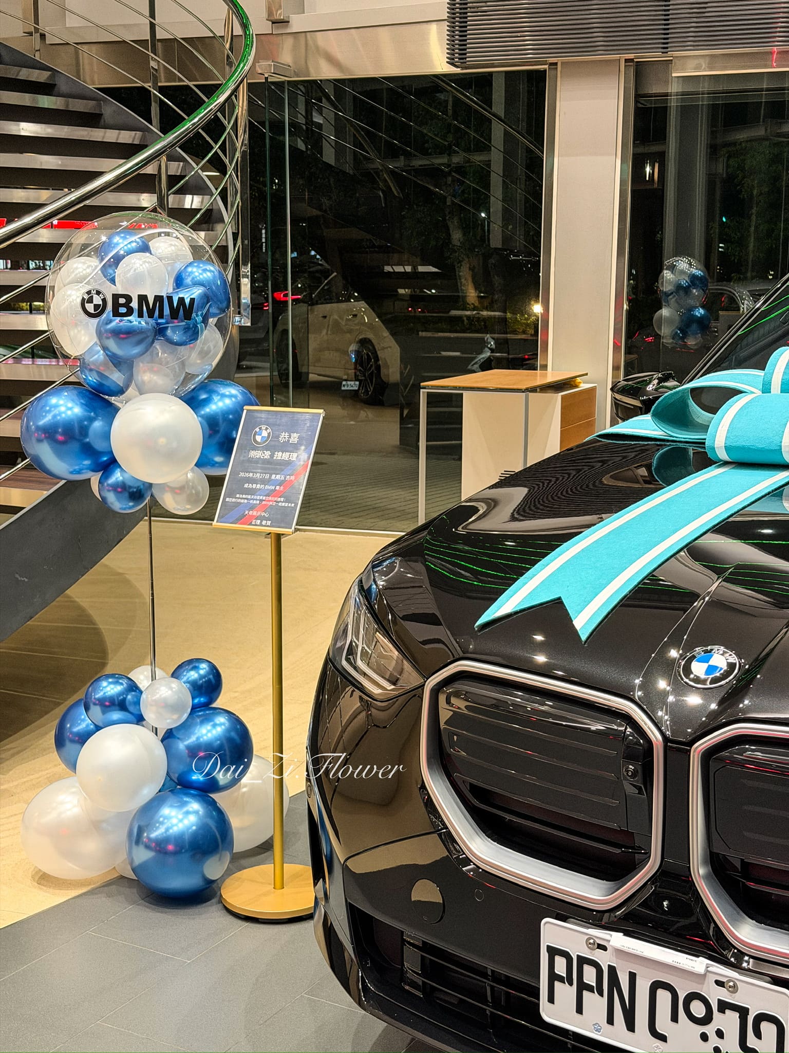 客製化交車氣球特寫-24吋透明波波球印製專屬姓名與Congratulations祝賀詞，金屬藍質感氣球展現品牌精品氛圍。