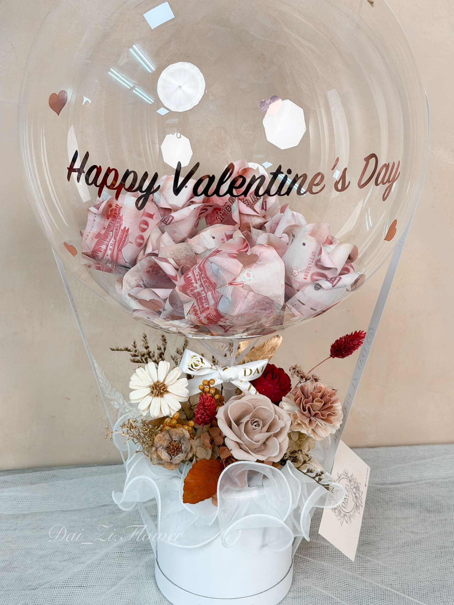 鈔票花氣球佈置-Happy Valentine's Day有錢花氣球禮盒-奶茶色系永生玫瑰花禮設計