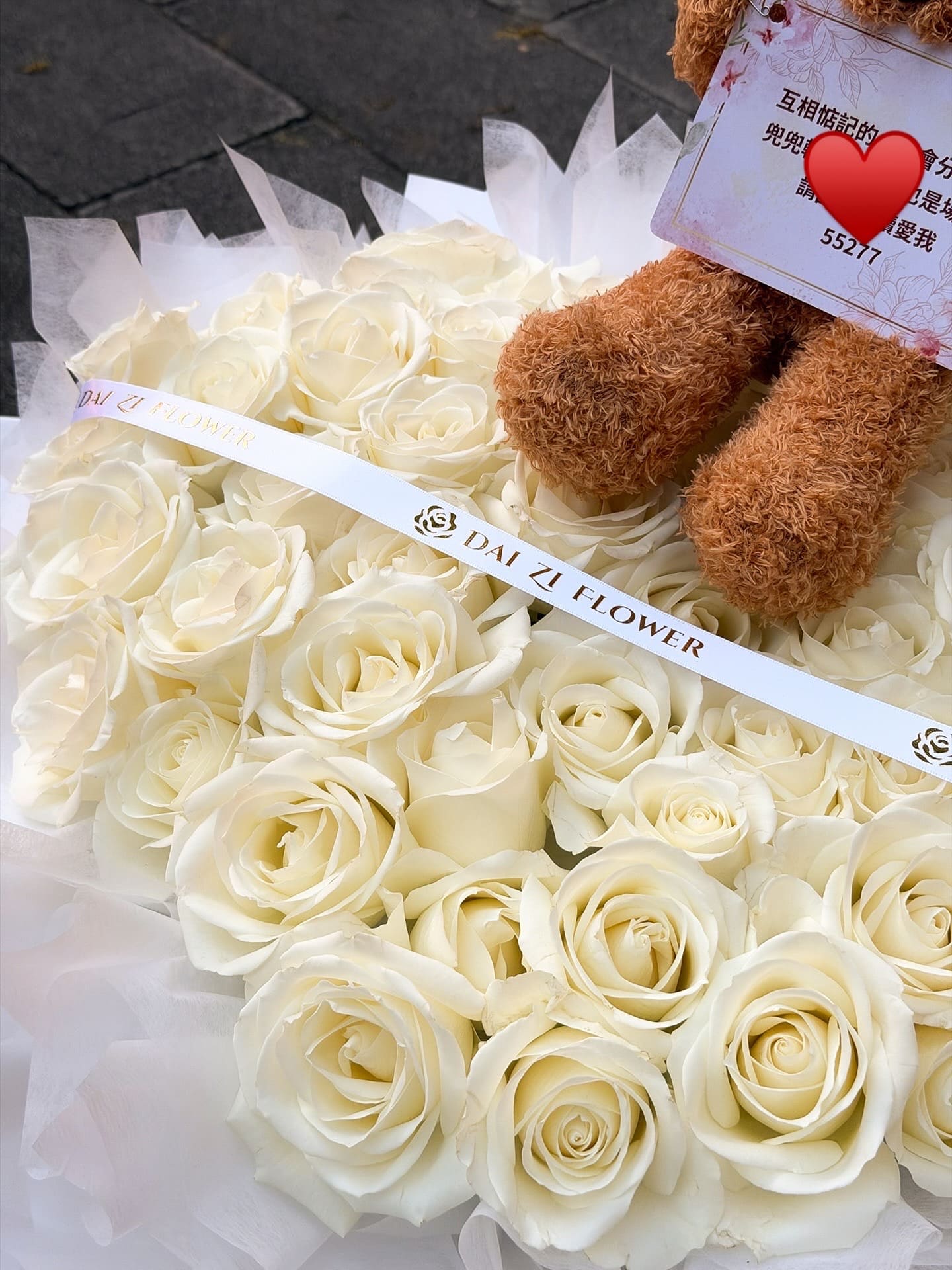 頂級進口鮮花細節-DAIZI代紫花藝白玫瑰花束特寫-高品質求婚鮮花配送推薦