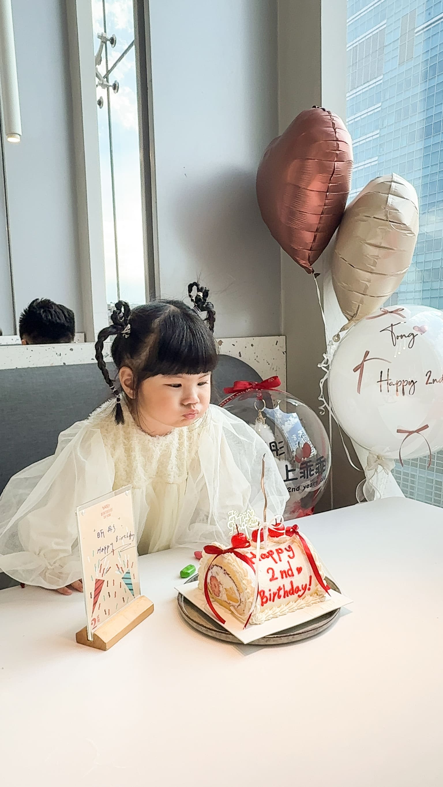 小孩兩歲週歲慶生現場，氣球自取套餐佈置搭配特製草莓捲蛋糕與手寫生日卡片，台北氣球店客製化生日派對方案，為孩子留下珍貴成長紀錄。