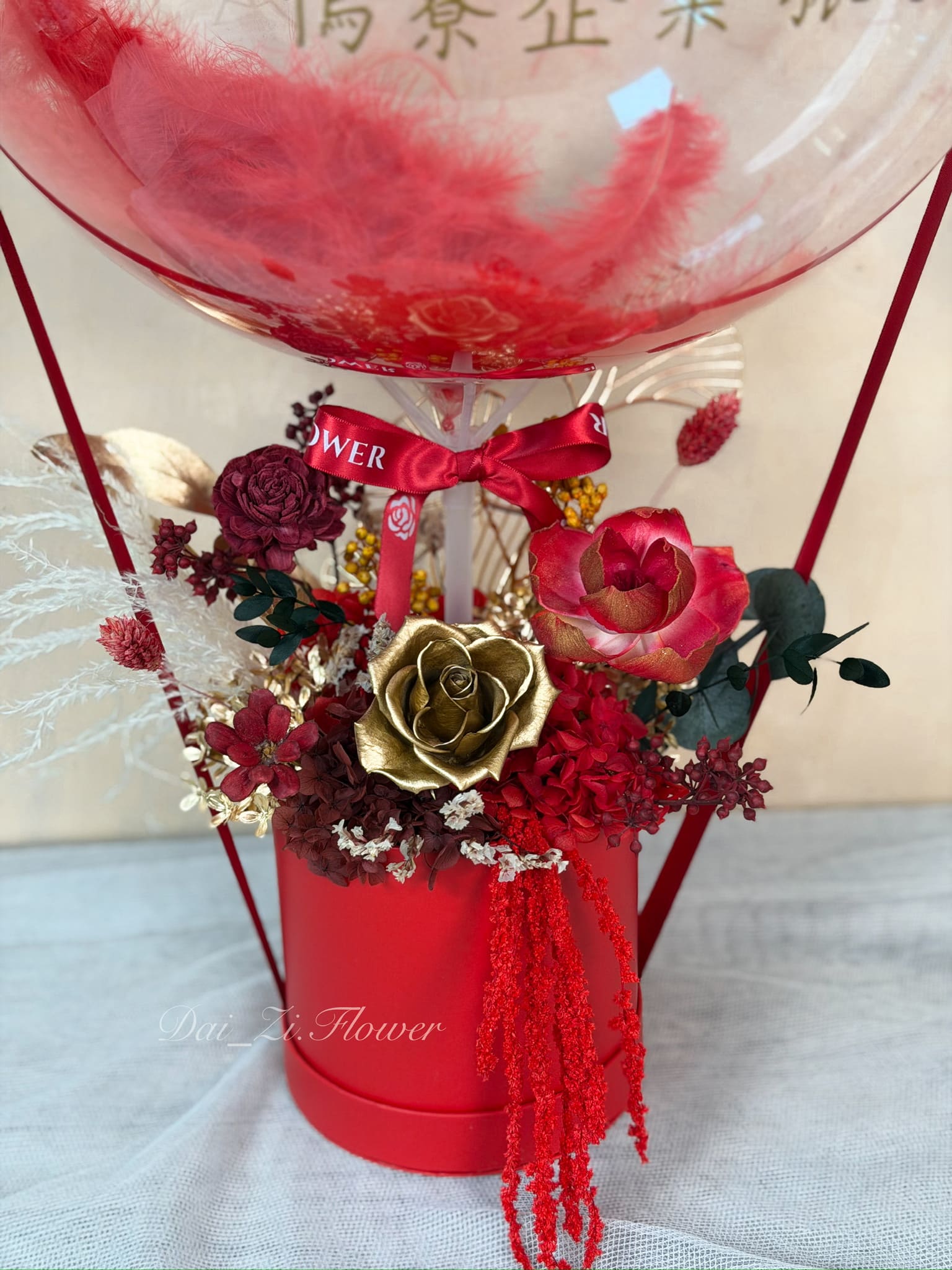 開幕永生花抱抱桶花禮近拍-金色永生玫瑰搭配紅色乾燥花波波球熱氣球造型-高質感開幕賀禮-台北永生花開幕花禮推薦