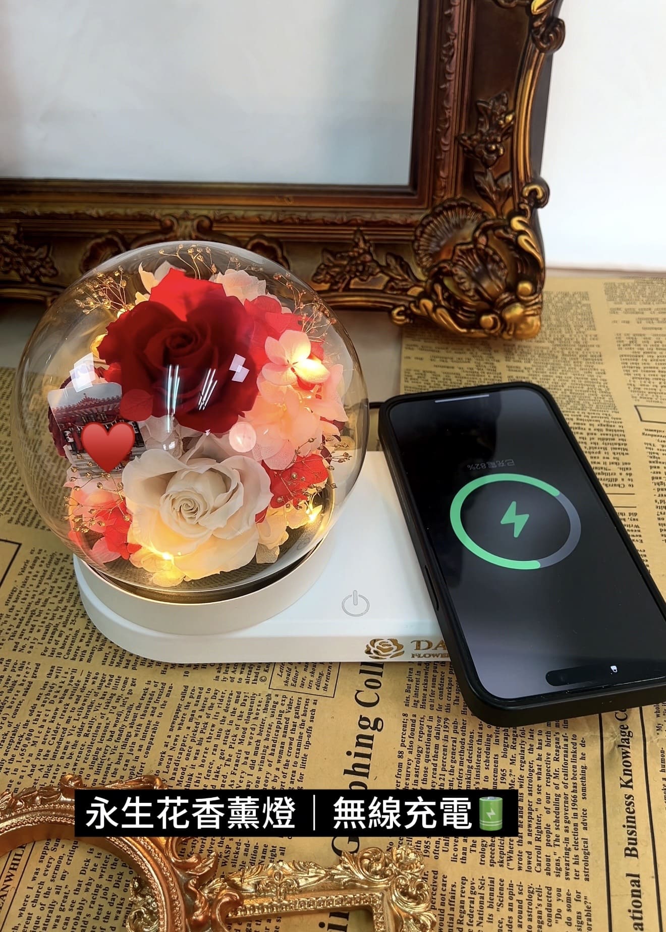 DAIZI代紫花藝-客製化永生花香薰燈，具備手機無線充電功能，粉色系玫瑰搭配專屬金屬姓名「Claire」，適合台北生日禮物推薦，兼具質感與實用性的玻璃盅花禮。